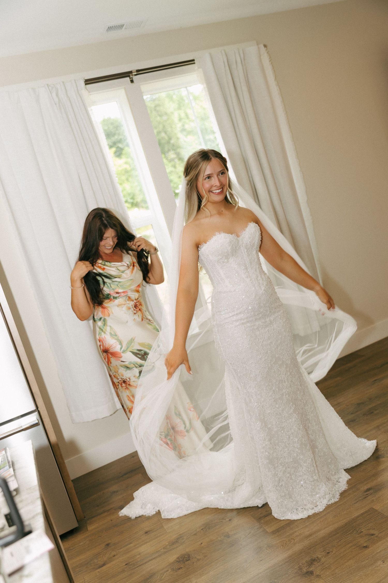 Oregon wedding and couples photographer capturing authentic, timeless moments for couples throughout the Pacific Northwest and beyond PNW!