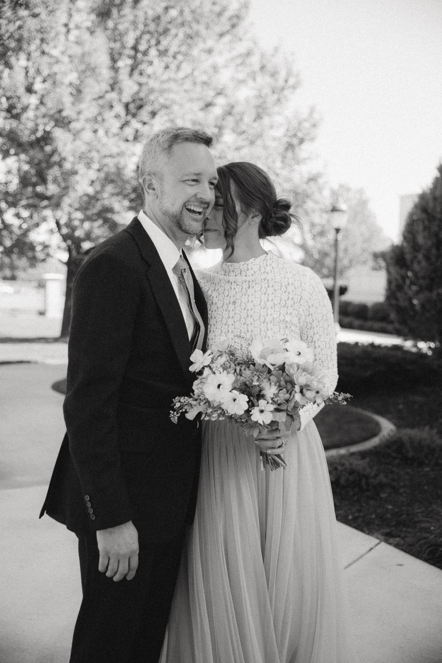 Oregon Wedding Photographer. Natural lighting, true to color Wedding Photographer. Affordable Wedding Photographer.