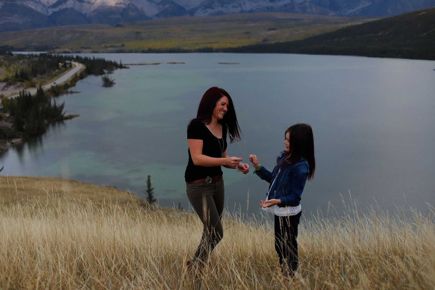 Scenic family photos with mountain range and lake in the background.