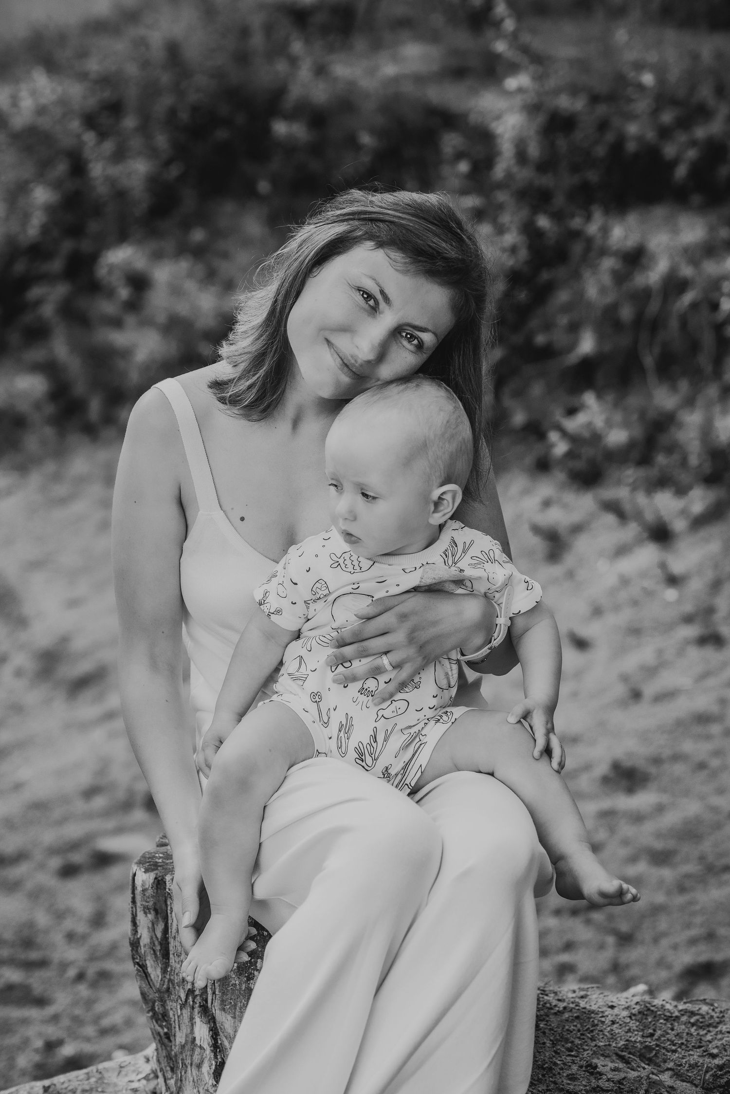 Intimate black and white portraits captured in a natural outdoor setting.