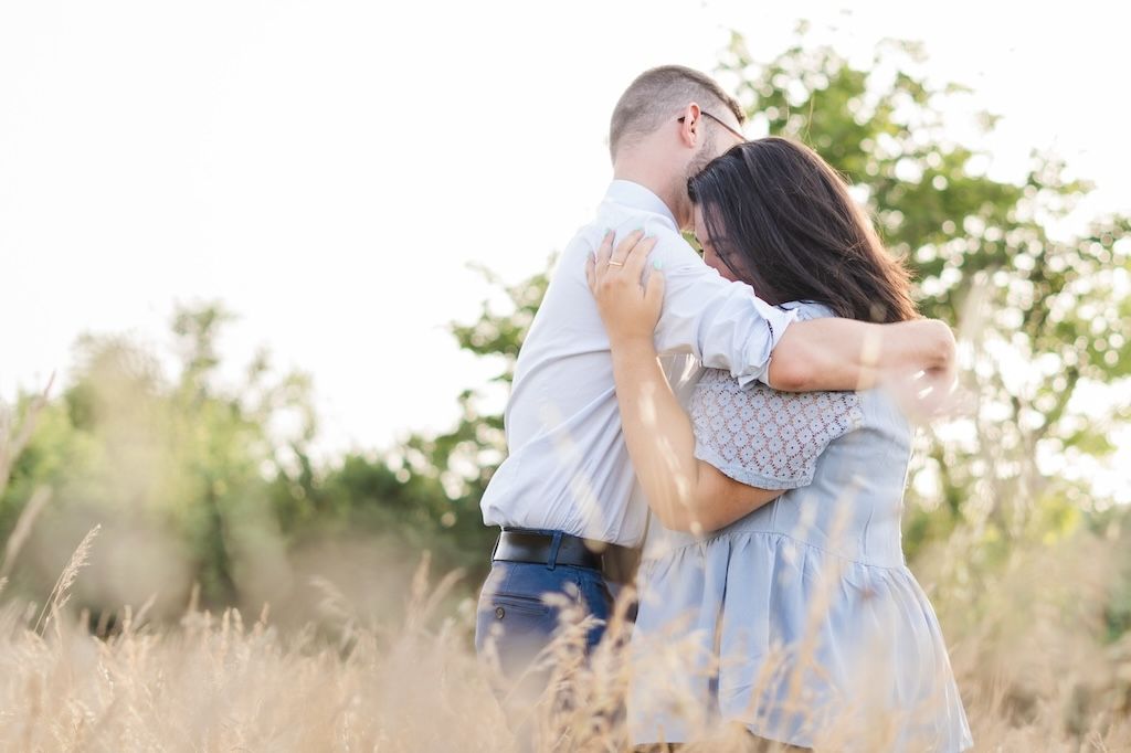 Photo couple dans un champ