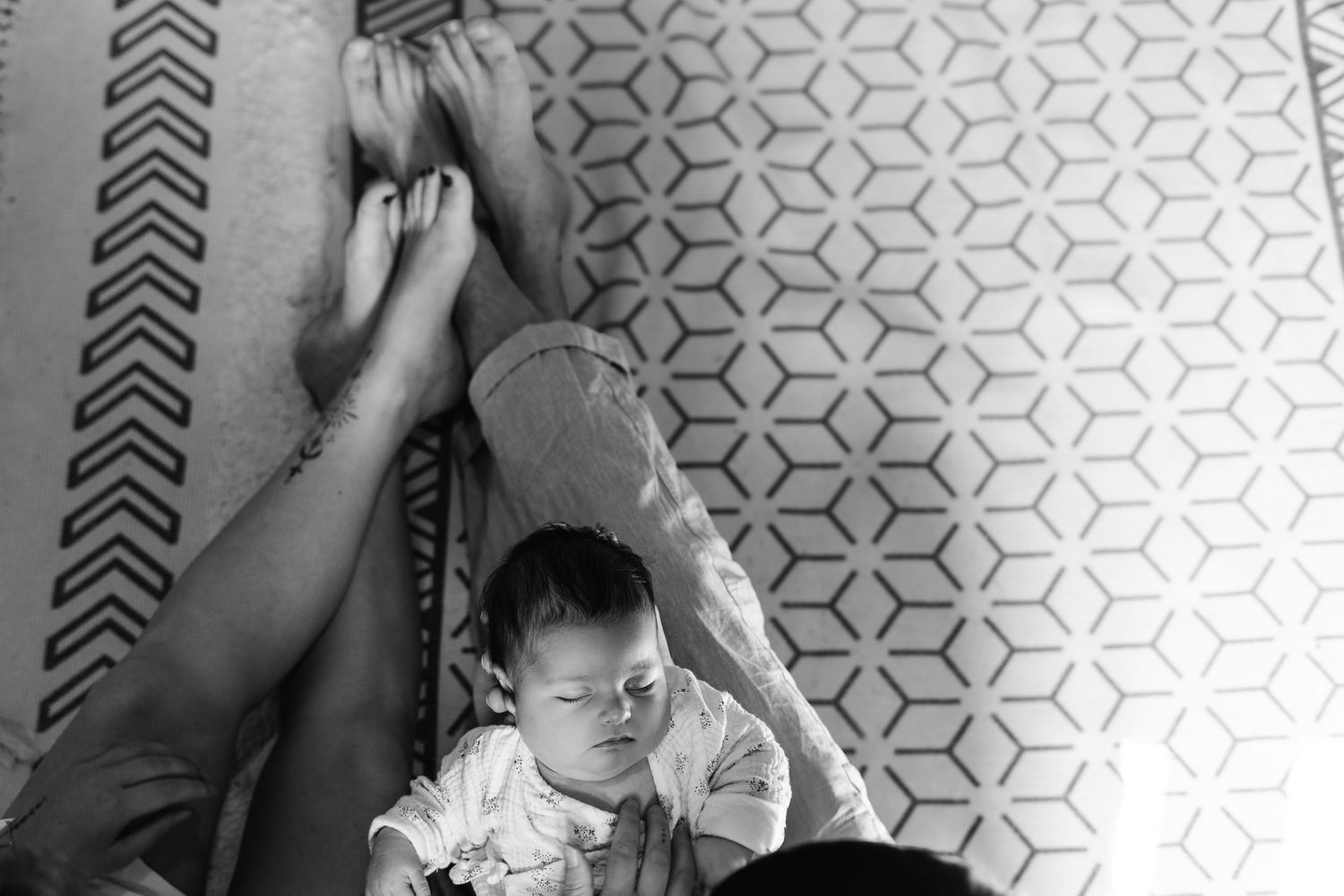 Photo d'une séance famille, séance naissance, un couple et leur fille