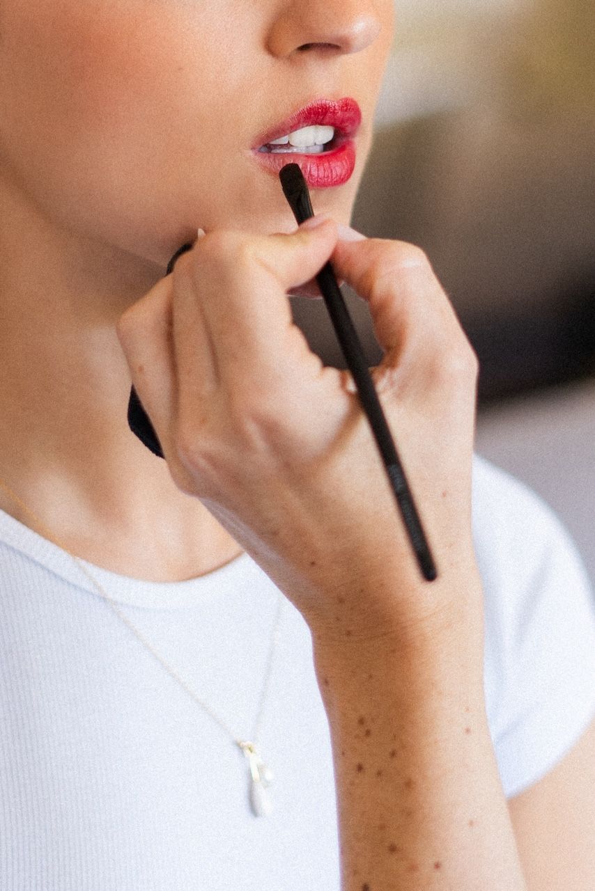 details of the preparation of the bride. Editorial and fine art wedding photography. photo haut de gamme mariage France Provence.