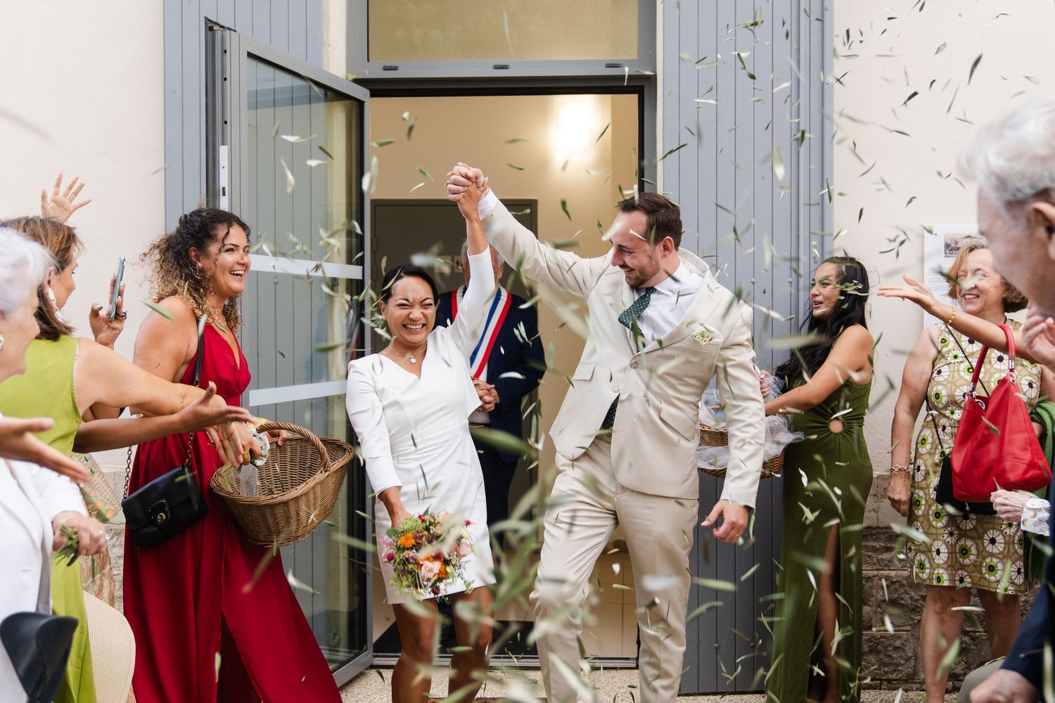 Photo du mariage de Monica et Benoit photo du couple sortie de la mairie