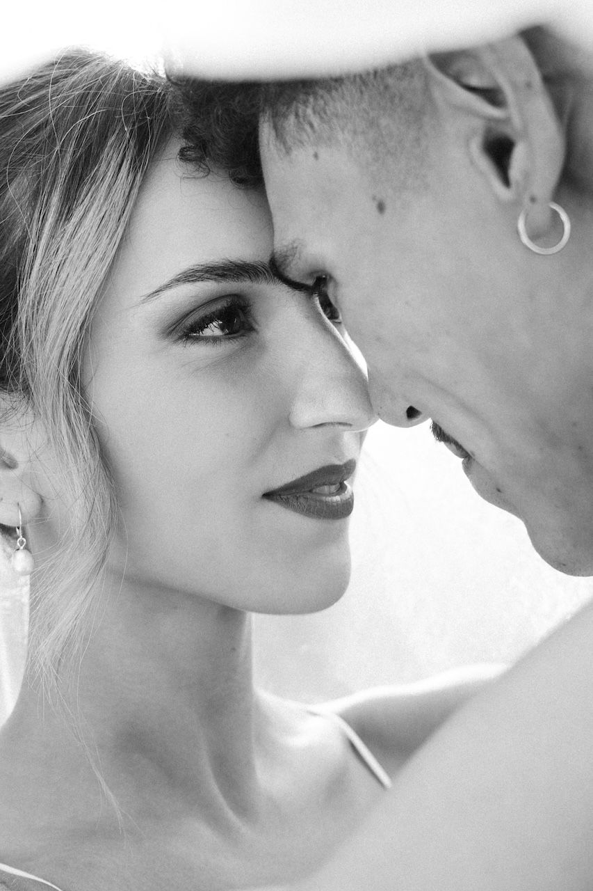 the look of love during a wedding in Provence. couple in love. wedding photographer. photographe mariage haut de gamme. regard amour couple
