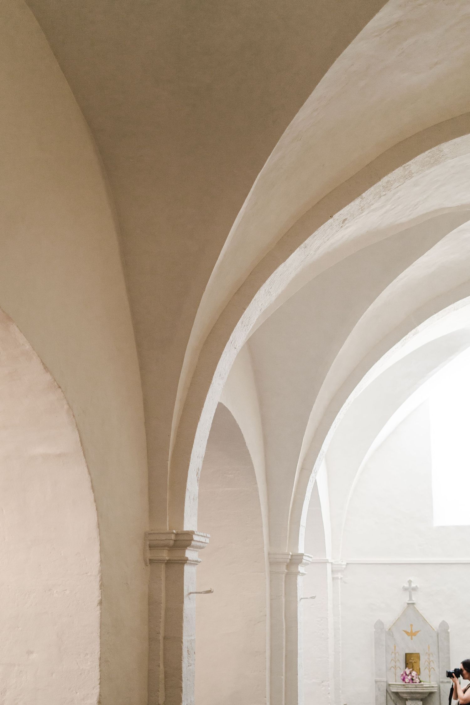 details of the church, simple luxury wedding in provencal village. details de l'église dans un mariage provençal.