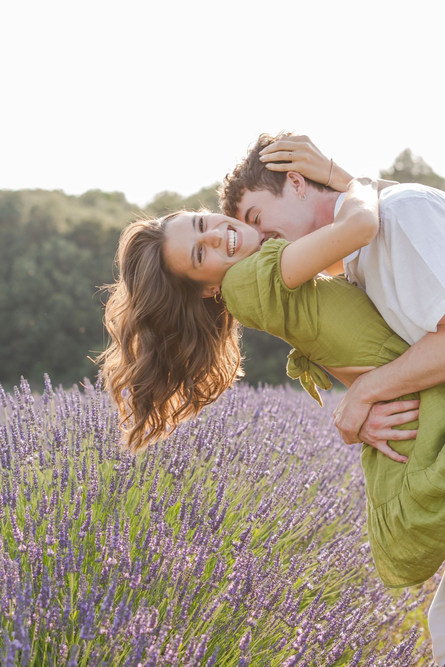 Photo couple dans un champ de lavande