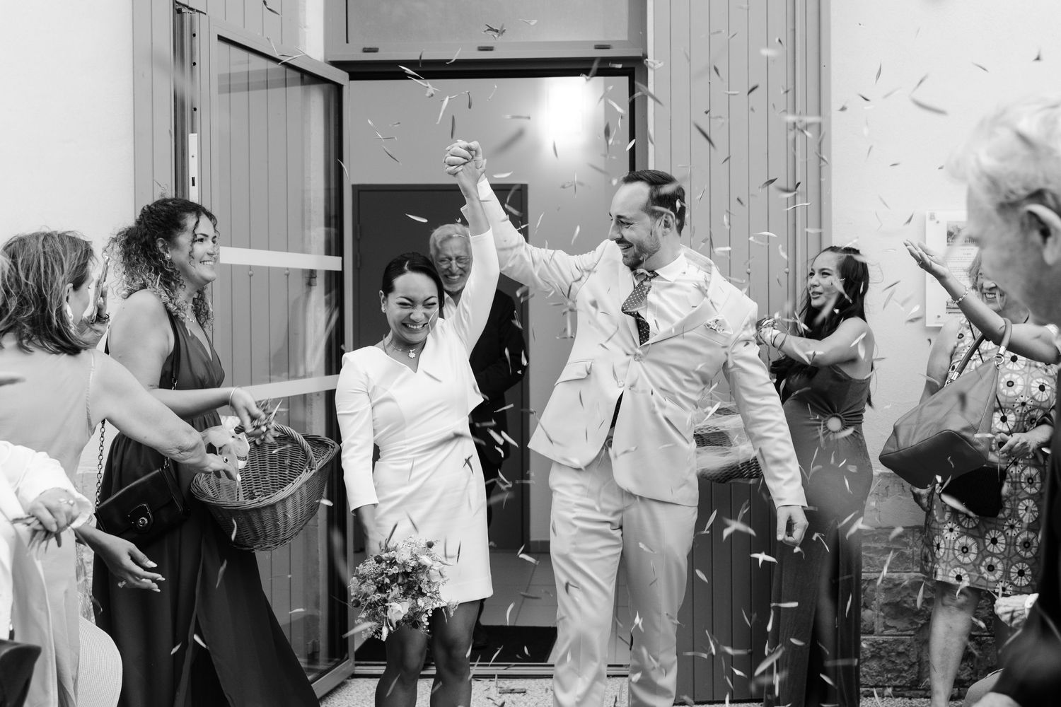 Photo du mariage de Monica et Benoit sortie de la cérémonie à la mairie