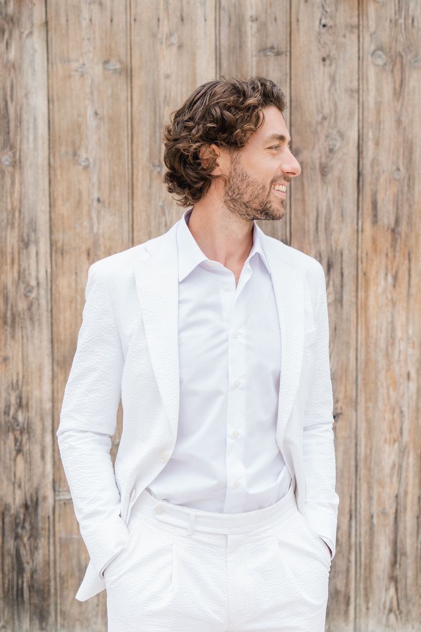 portrait editorial of the groom. wedding luxury in France. portrait de la mariée, photographe mariage haut de gamme en France.