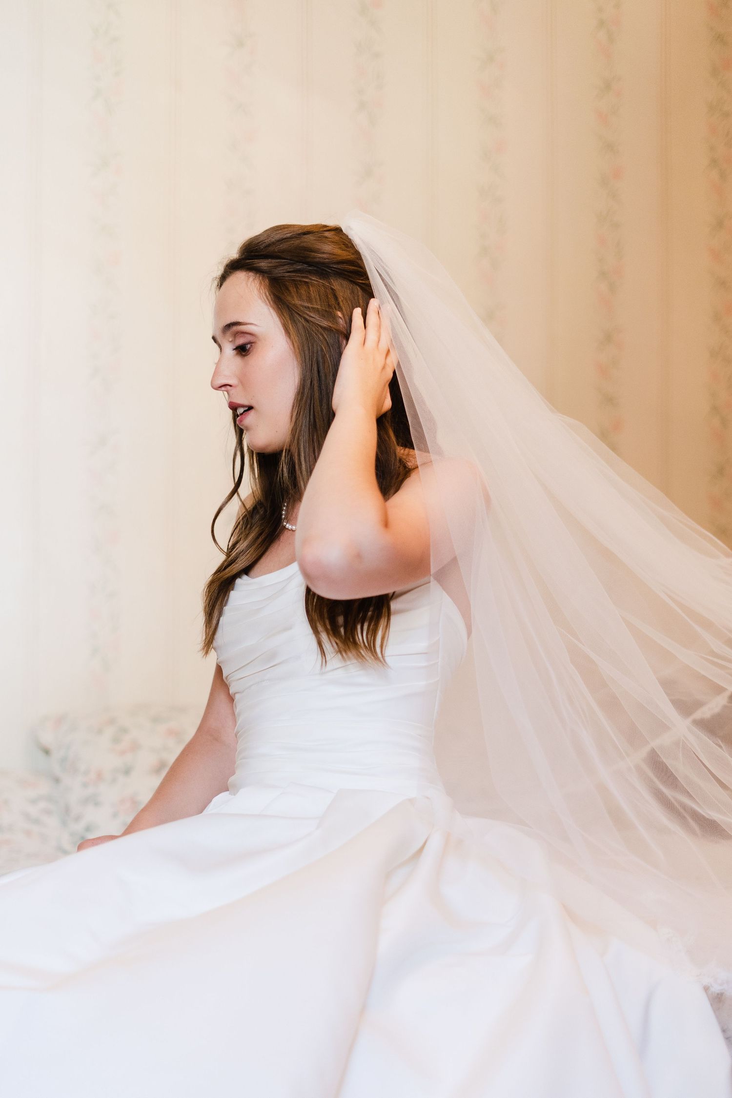 portrait of the bride during the preparation. portrait de la mariée pendant les préparations. wedding/ mariage . photography