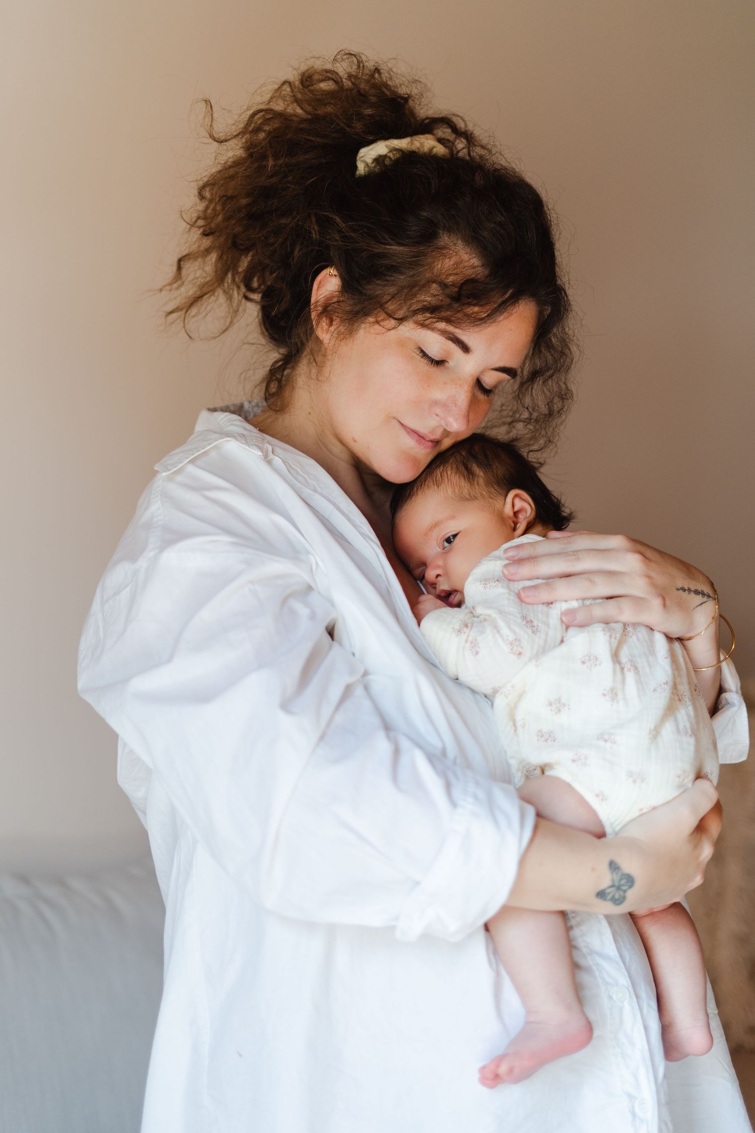 Photo d'une séance famille, séance naissance, une mère et sa fille