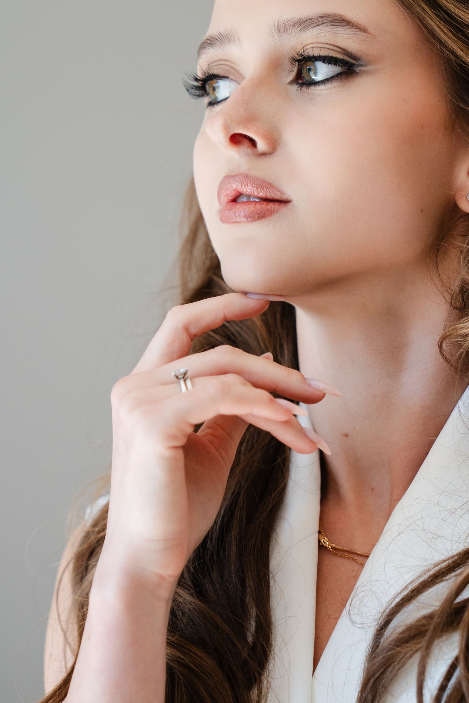 Photographe éditorial luxe – portrait artistique et haut de gamme de Daria, beauté intemporelle.