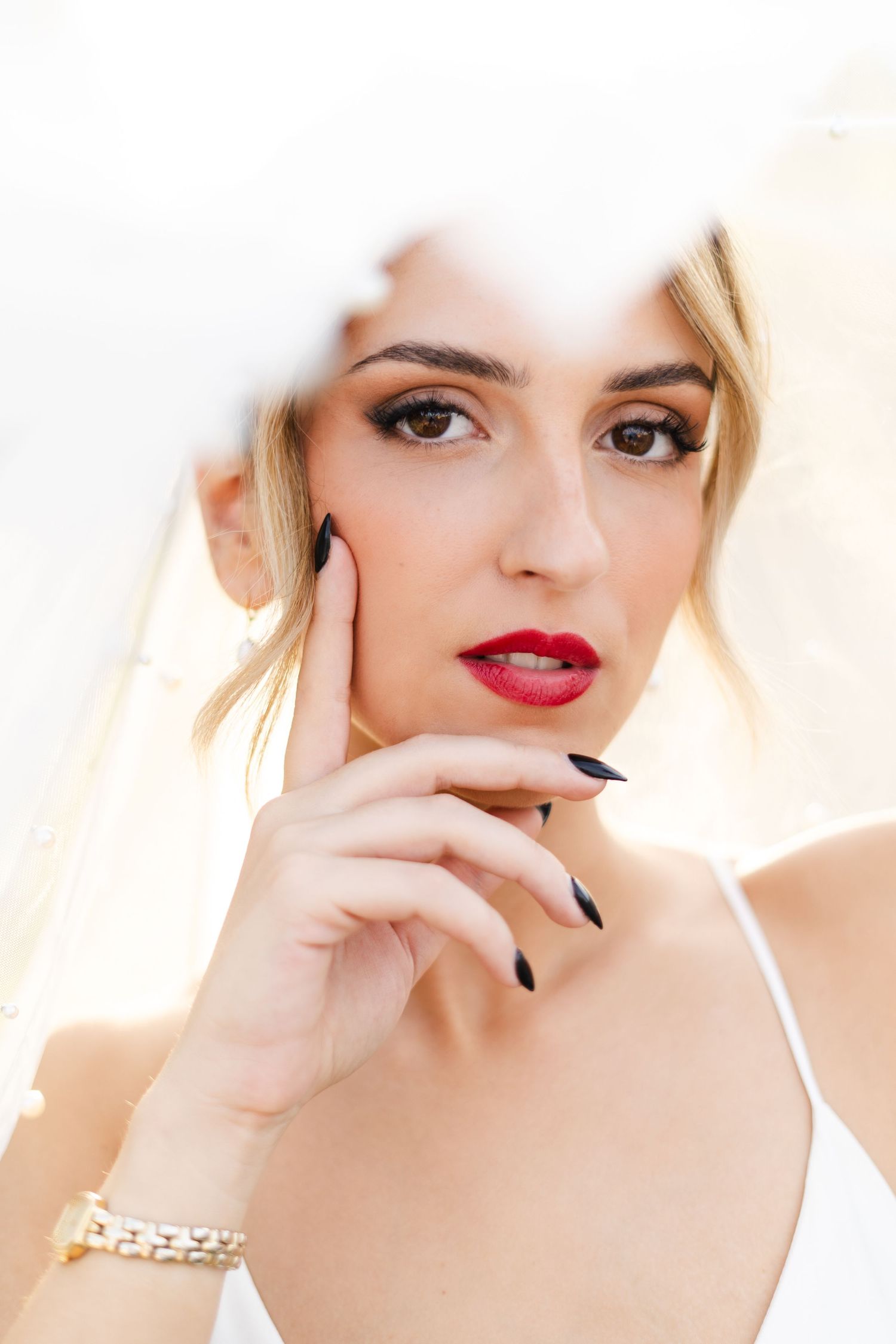 portrait editorial of the bride. wedding luxury in France. portrait de la mariée sous le voile, mariage haut de gamme en France.