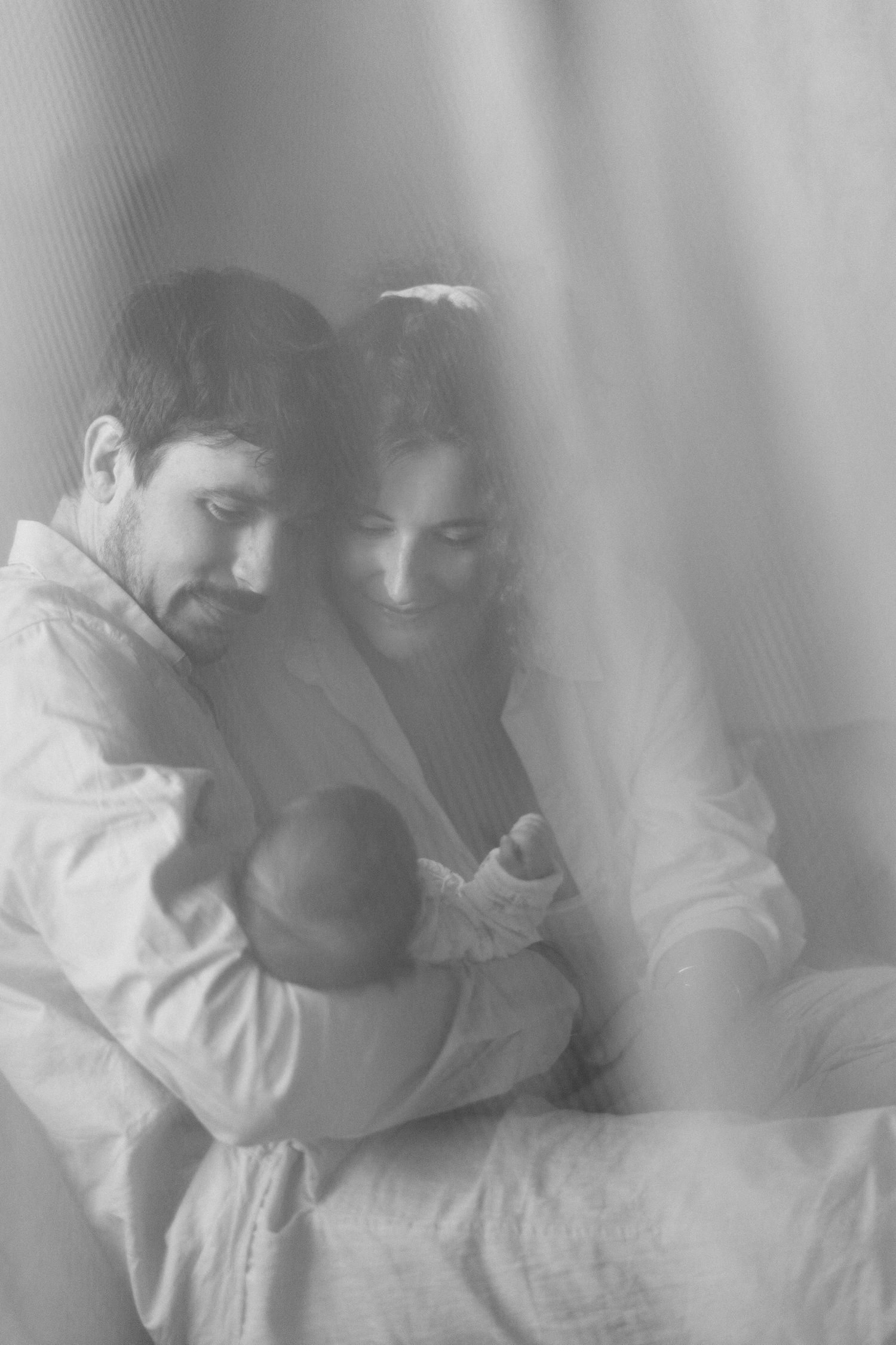 Photo d'une séance famille, séance naissance, un couple et leur fille