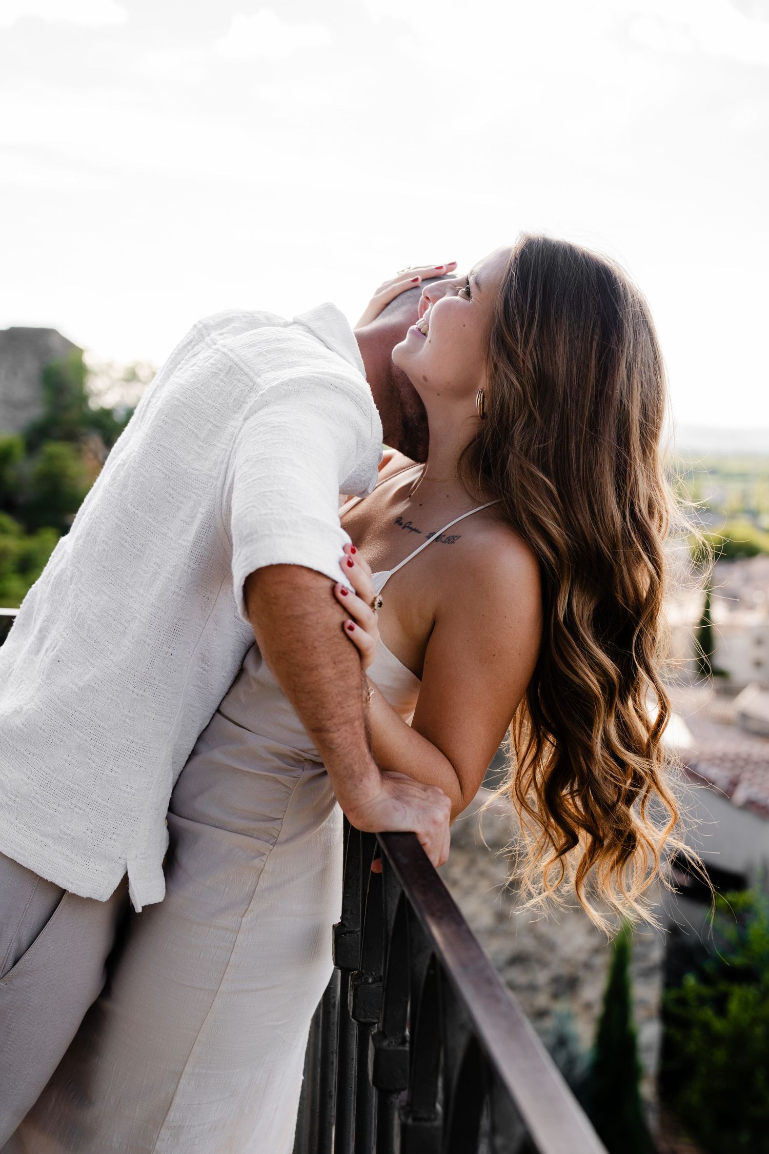 Photo de couple premium, lumière naturelle et photo éditorial, photo prise à Bollène.
