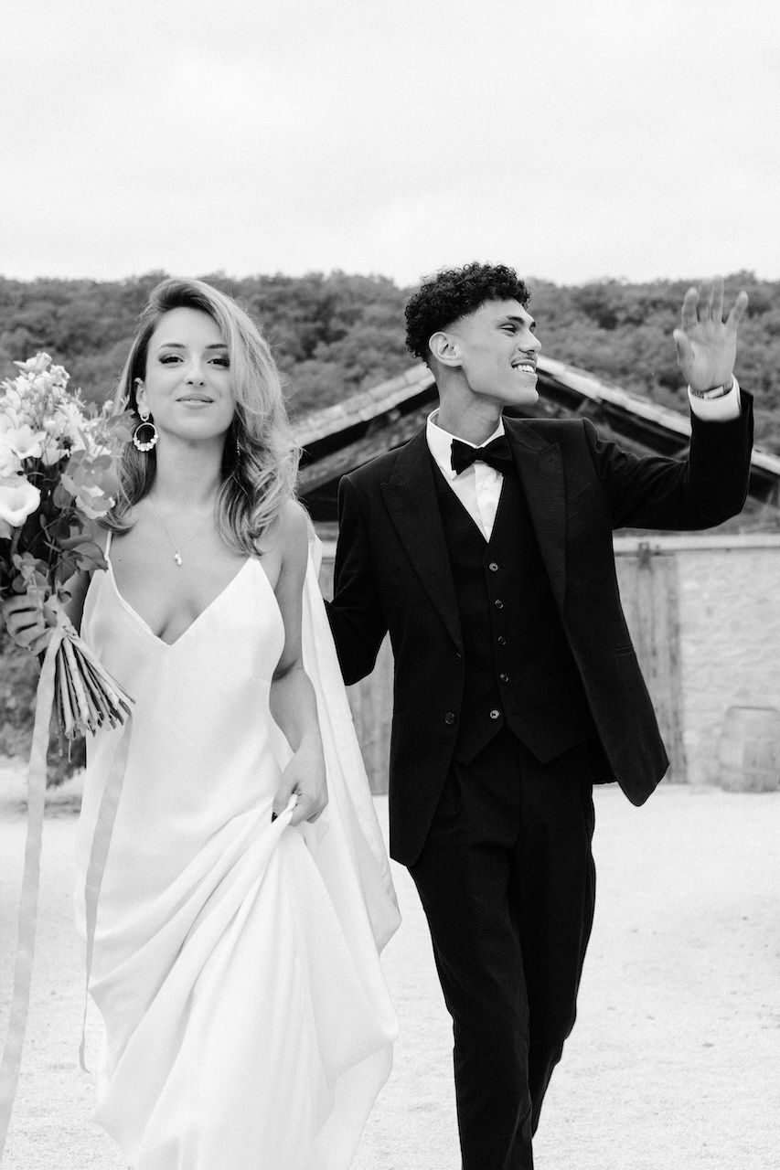 wedding luxury pictures editorial. couple arrival to the party. photo mariage haut de gamme l'arrivée du couple.