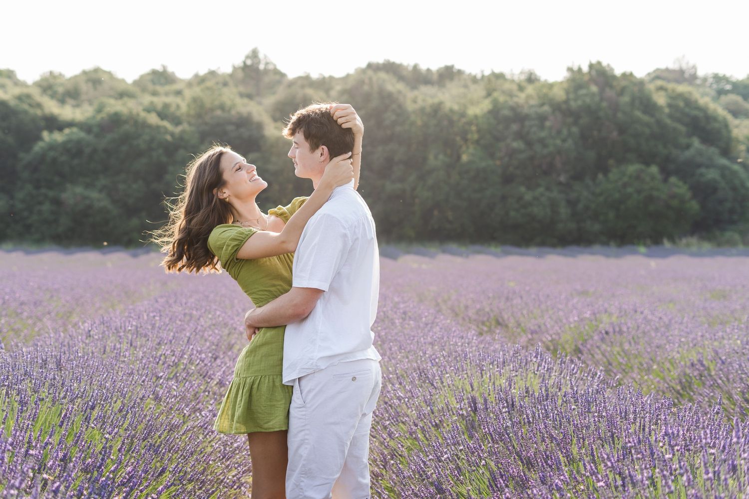Photo couple dans un champs de lavande