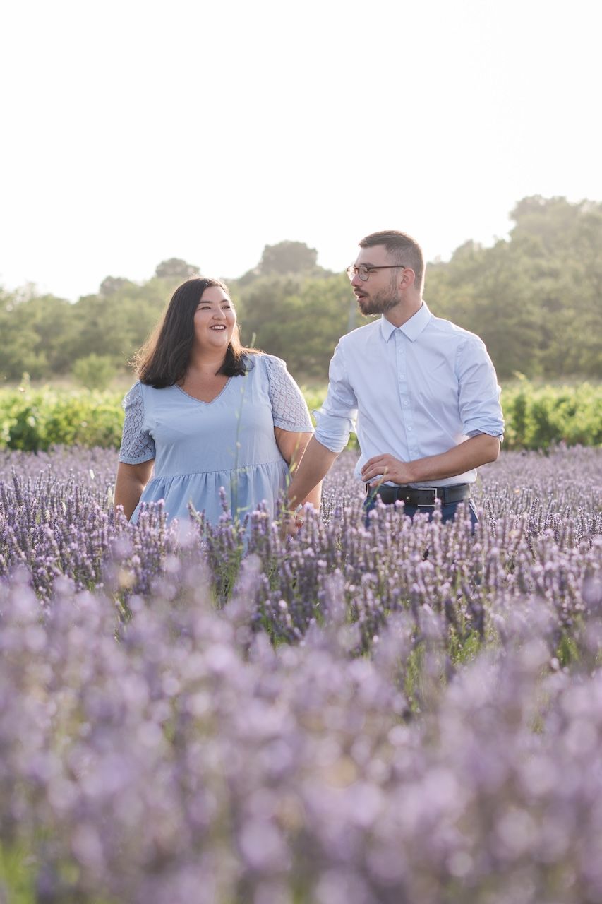 Photo couple dans un champ de lavande