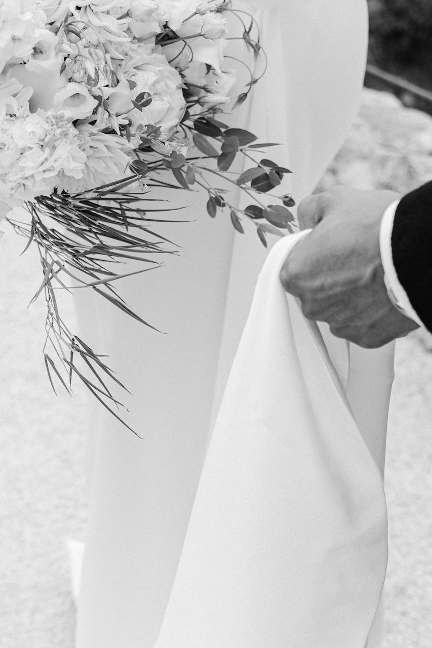 pictures details of the hand of the couple during a wedding. photographe haut de gamme mariage.
