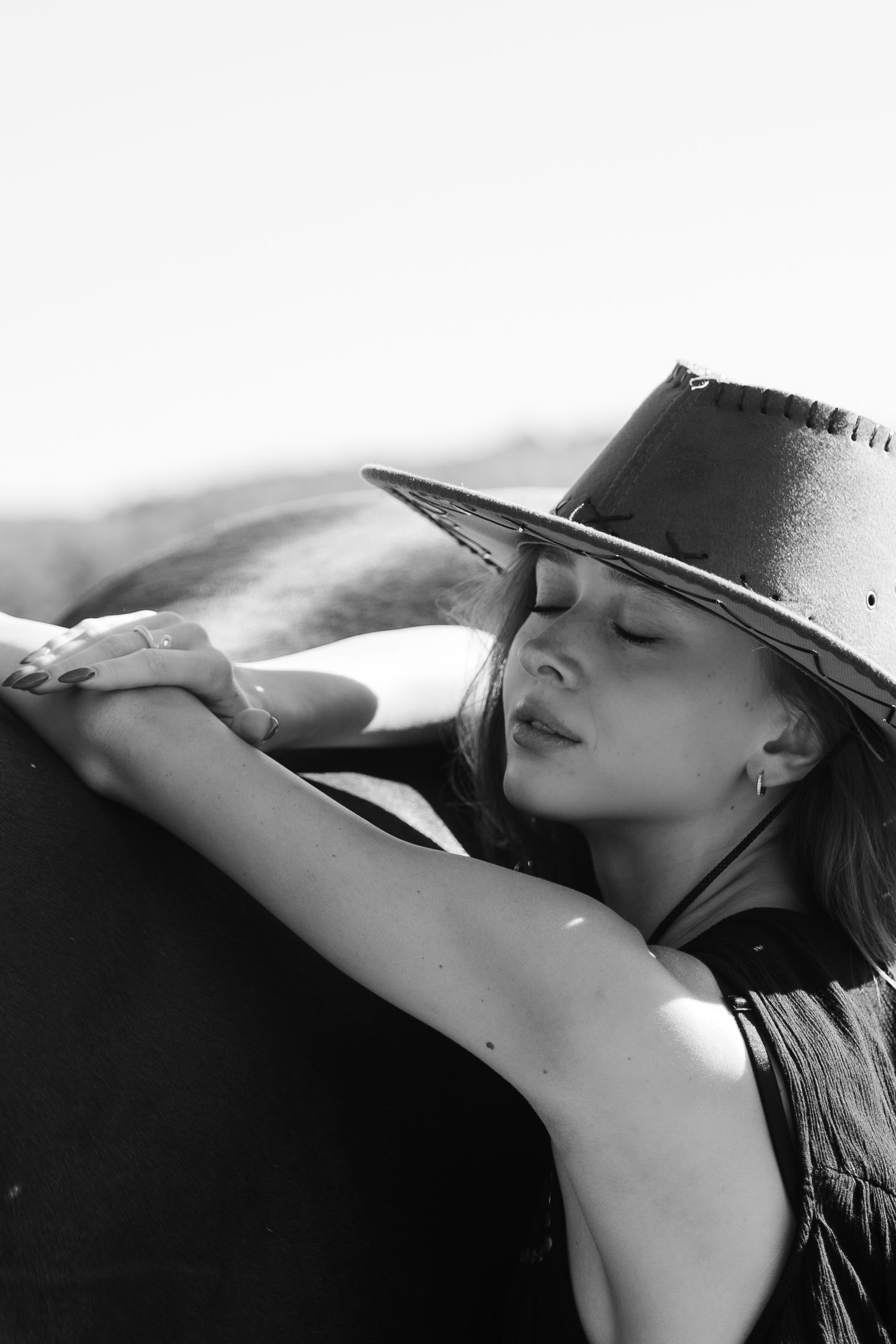 Photo portrait d'une modèle Daria, sur le thème cowboy, lumière naturelle et photo éditoriale. photo prise à Saint-Montan.