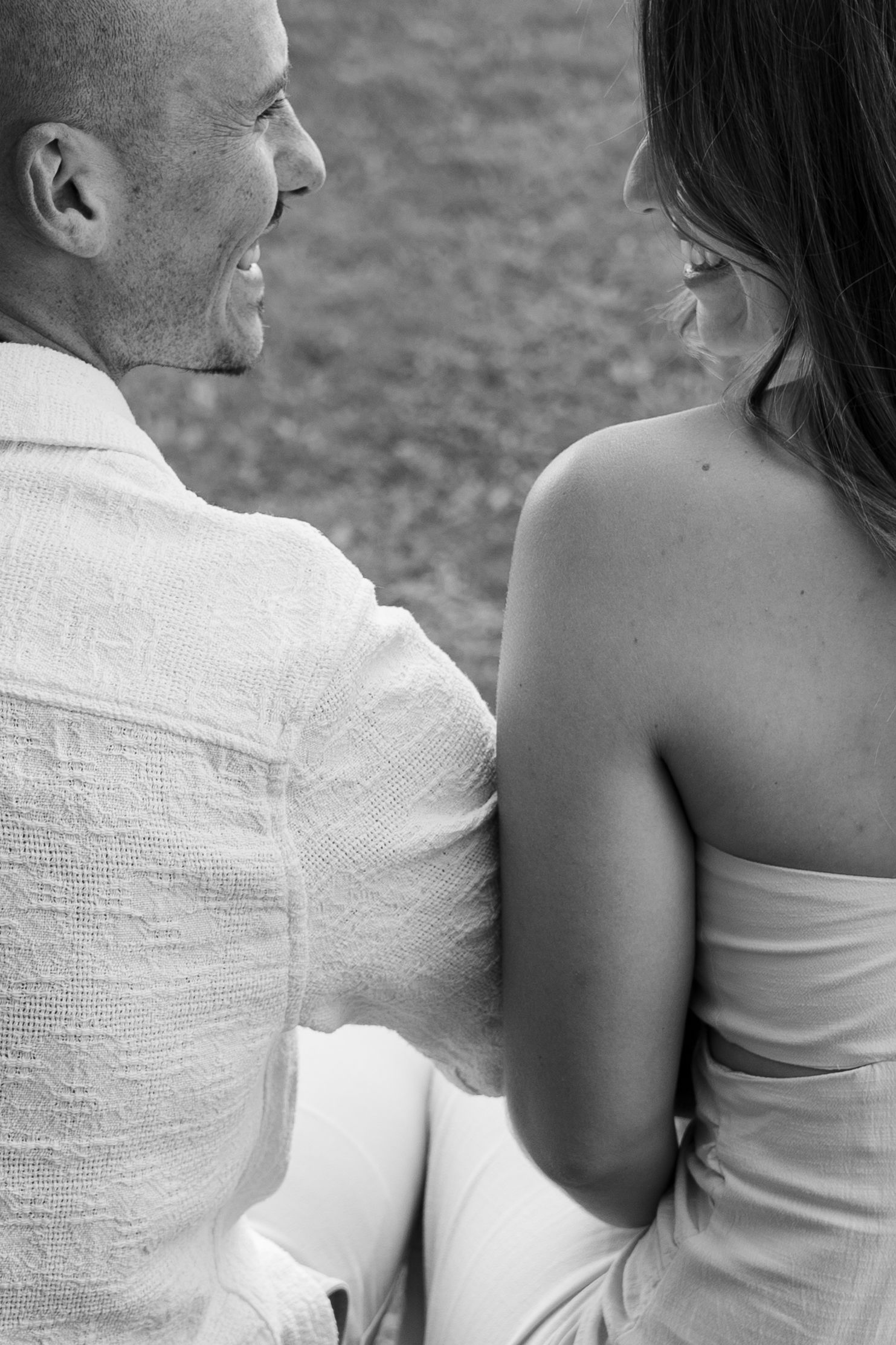 Photo de couple premium, lumière naturelle et photo éditorial, photo prise à Bollène.