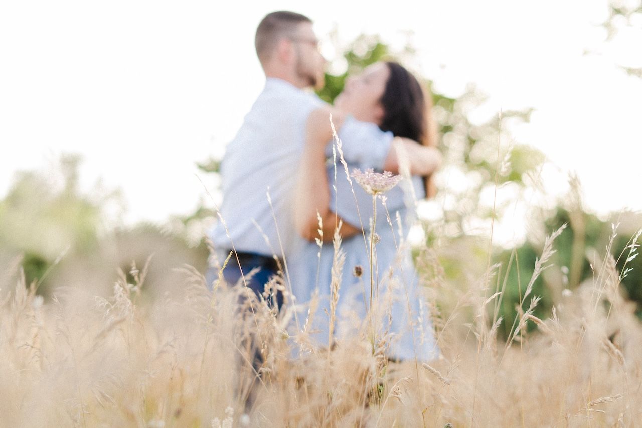 Photo couple dans un champ