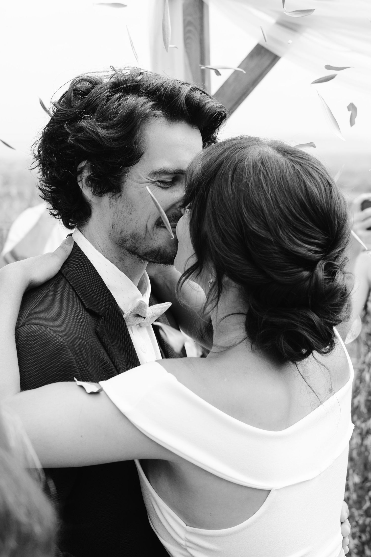 Bride and Groom in a elopment in south of France. Les mariés lors d'un elopment haut de gamme en France. photographe mariage haut de gamme.