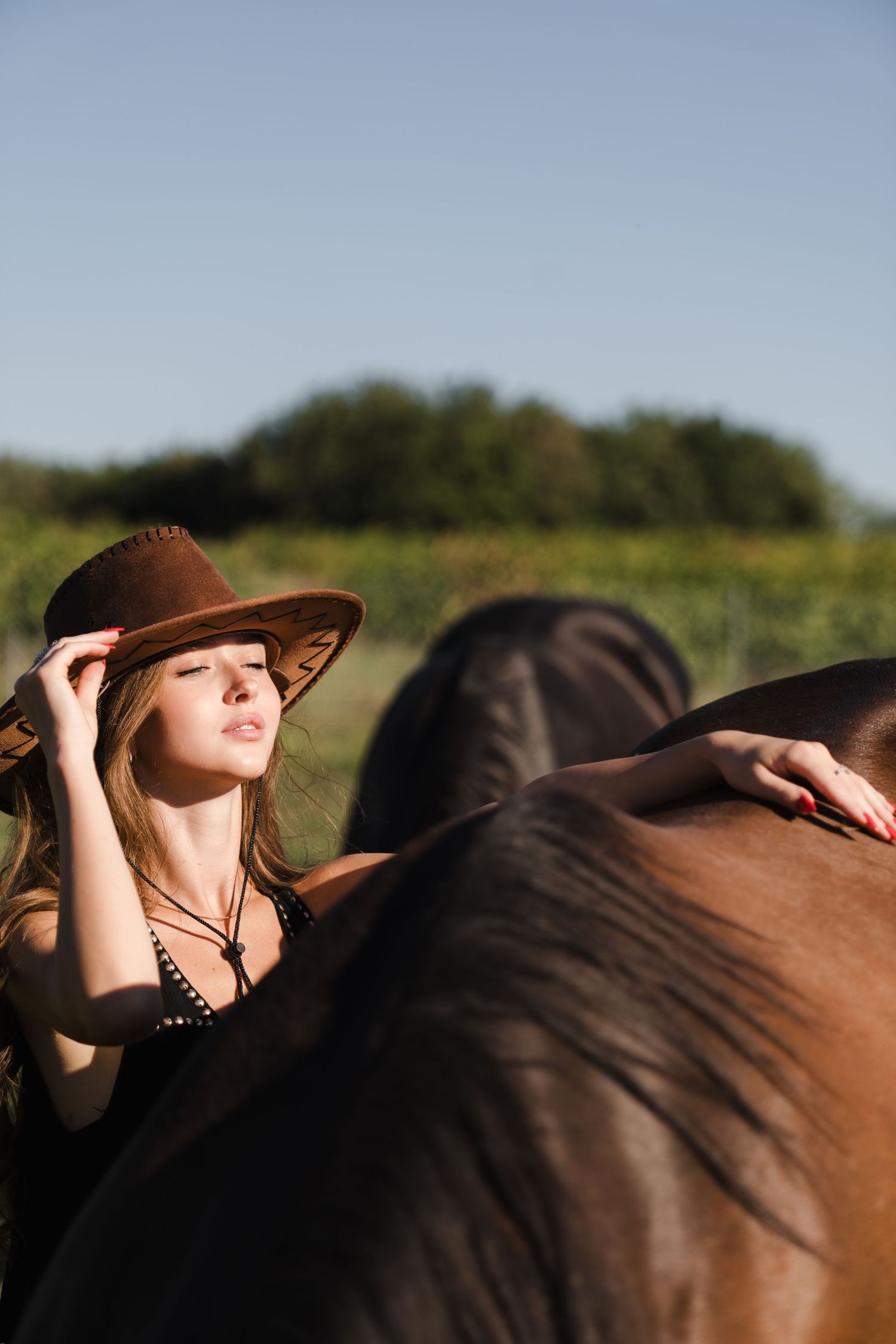 Photo portrait d'une modèle Daria, sur le thème cowboy, lumière naturelle et photo éditoriale. photo prise à Saint-Montan.