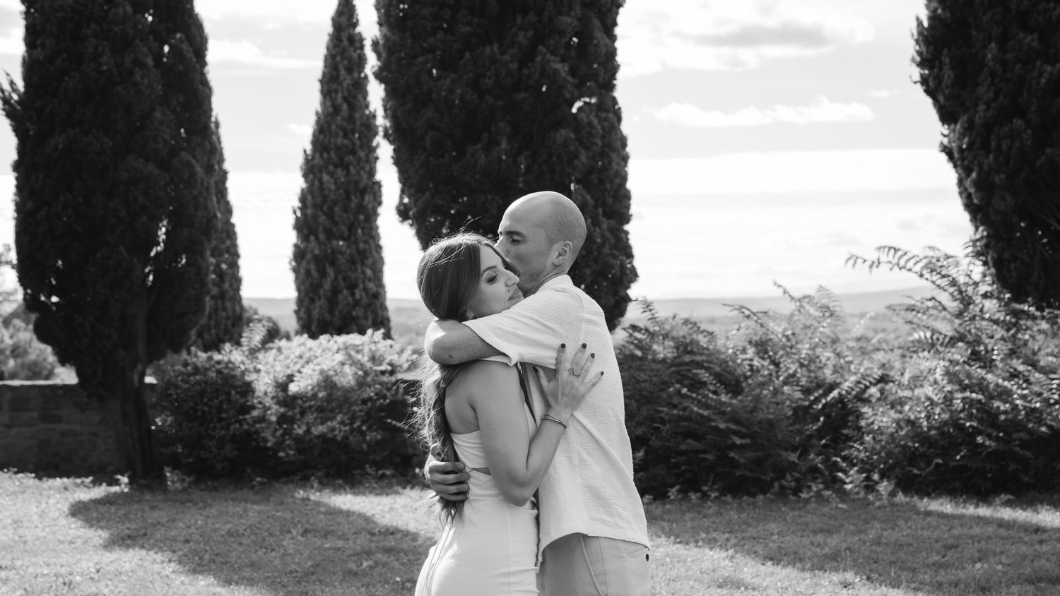 Photo de couple premium, lumière naturelle et photo éditorial, photo prise à Bollène.