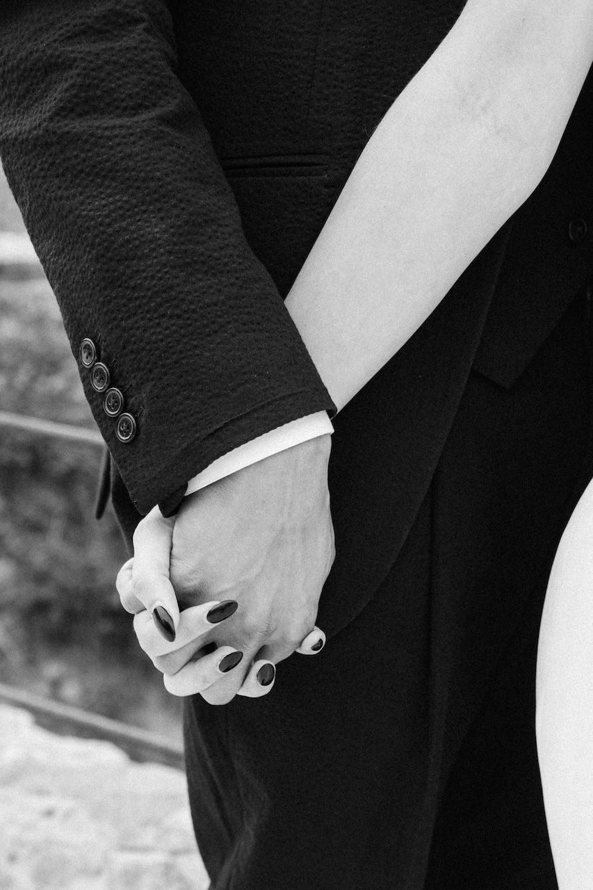 pictures details of the hand of the couple during a wedding. photographe haut de gamme mariage.