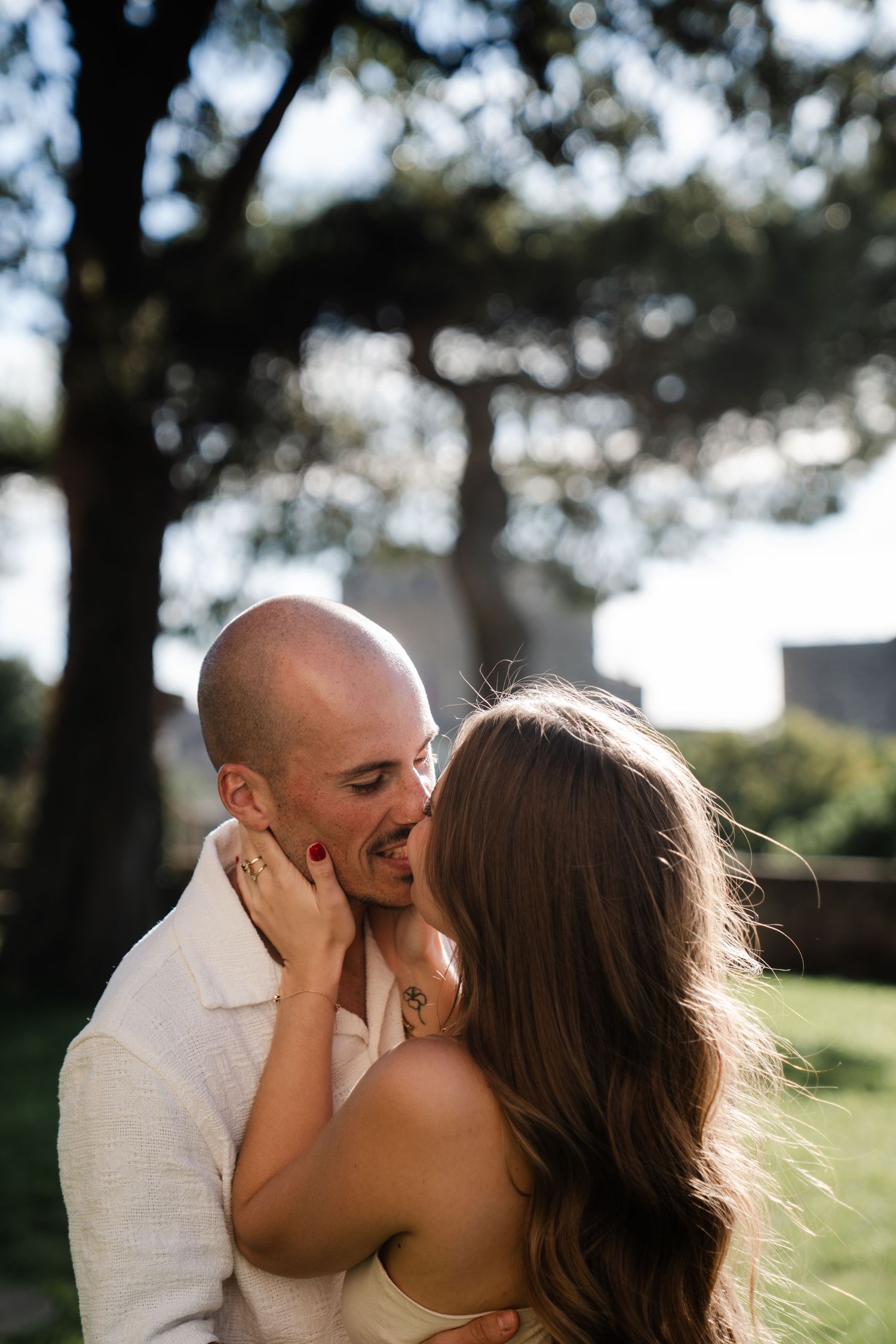 Photo de couple premium, ils se regardent et vont pour s'embrasser, photo prise à Bollène.