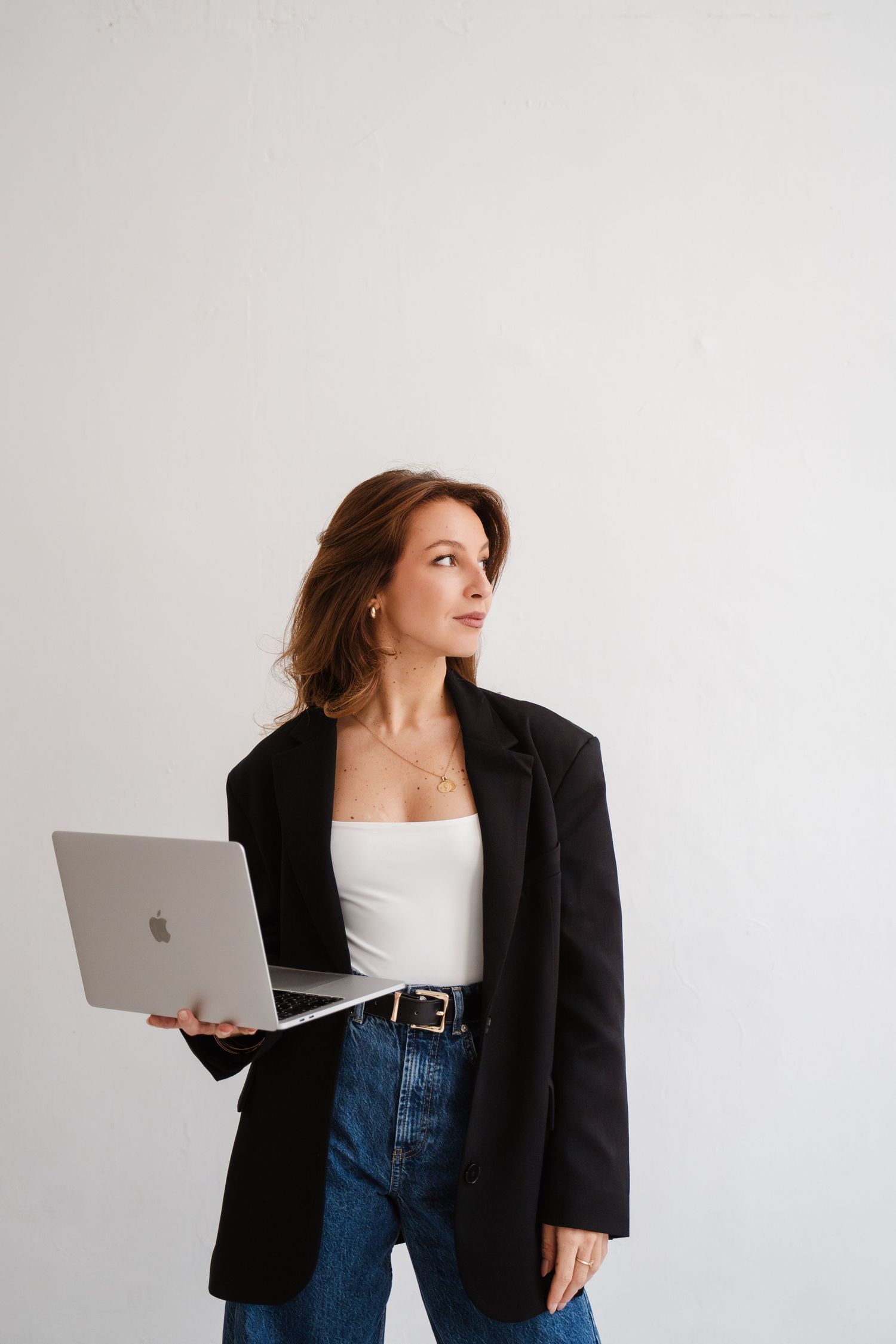 Photo corporate portrait de la MUAH Alwine Nogier, spécialisé dans le mariage haut de gamme et premium dans le studio quotidien à Lyon.