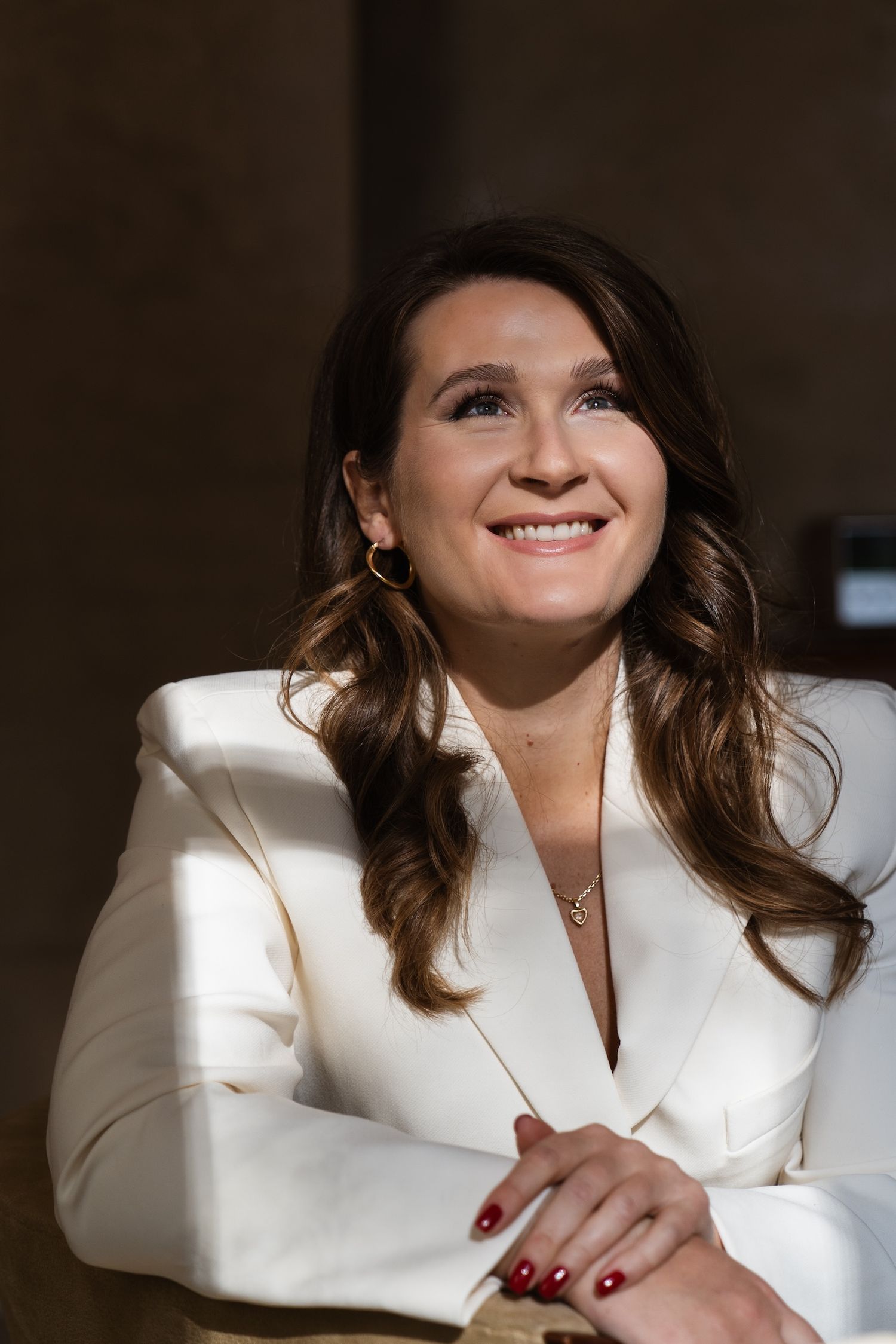 portrait corporate pour wedding planner au chateau des barrenques en Provence, lumière naturelle et portrait éditorial