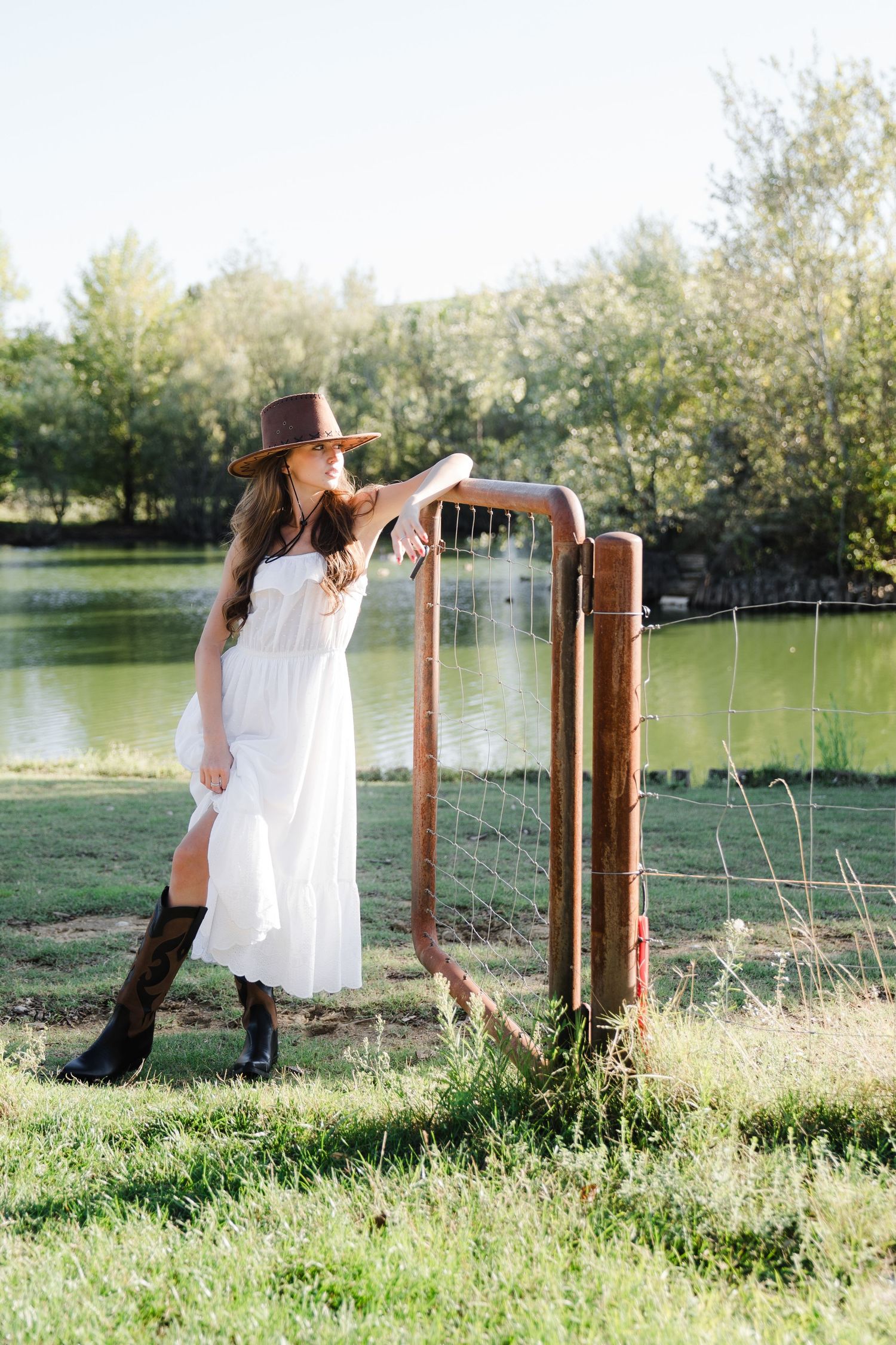 Photo portrait d'une modèle Daria, sur le thème cowboy, lumière naturelle et photo éditoriale. photo prise à Saint-Montan.