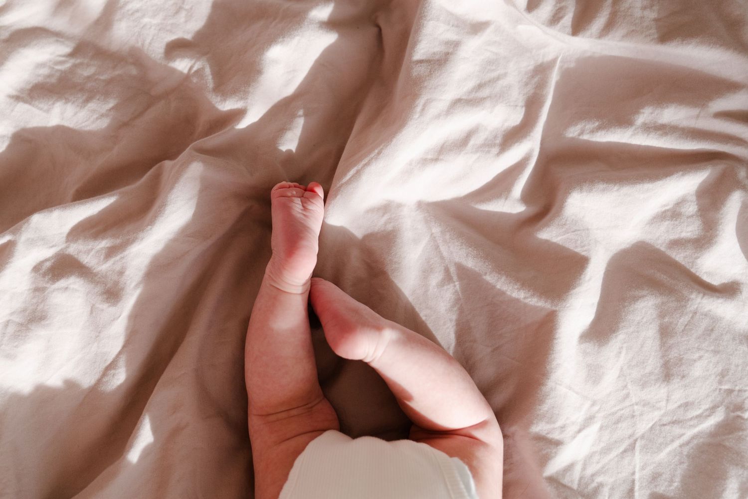 Photo d'une séance famille, séance naissances, détails du bébé