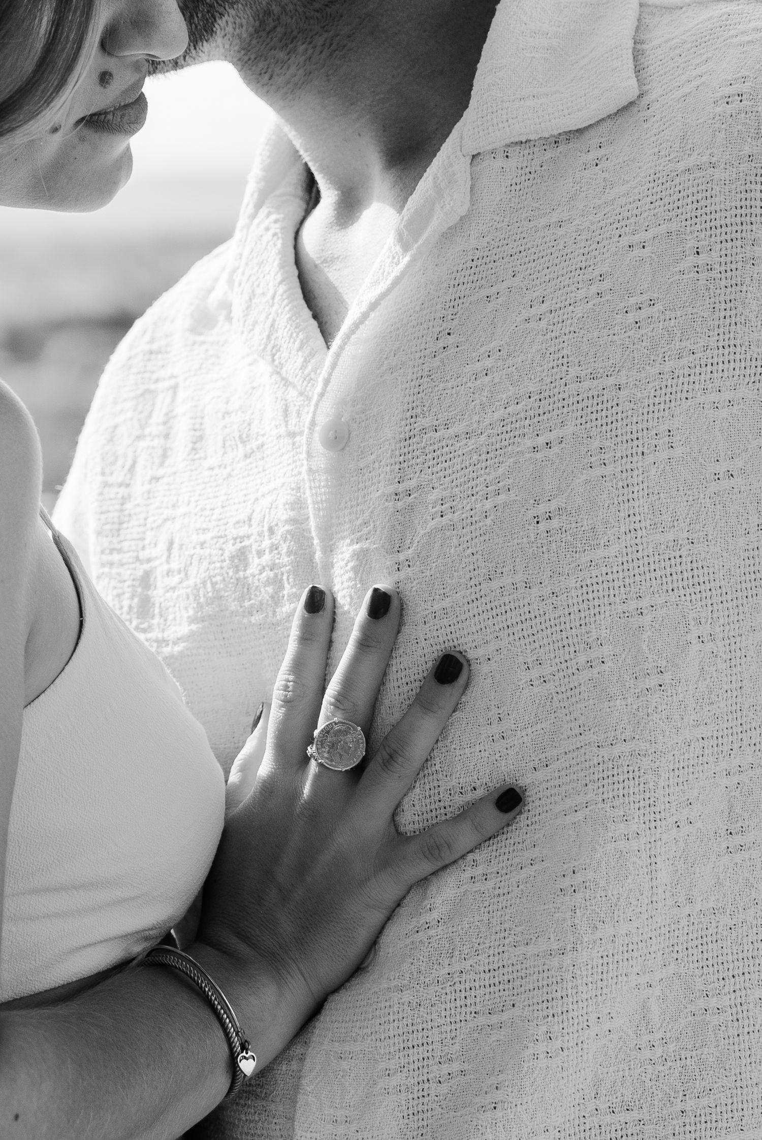 Photo de couple premium, lumière naturelle et photo éditorial, photo prise à Bollène.