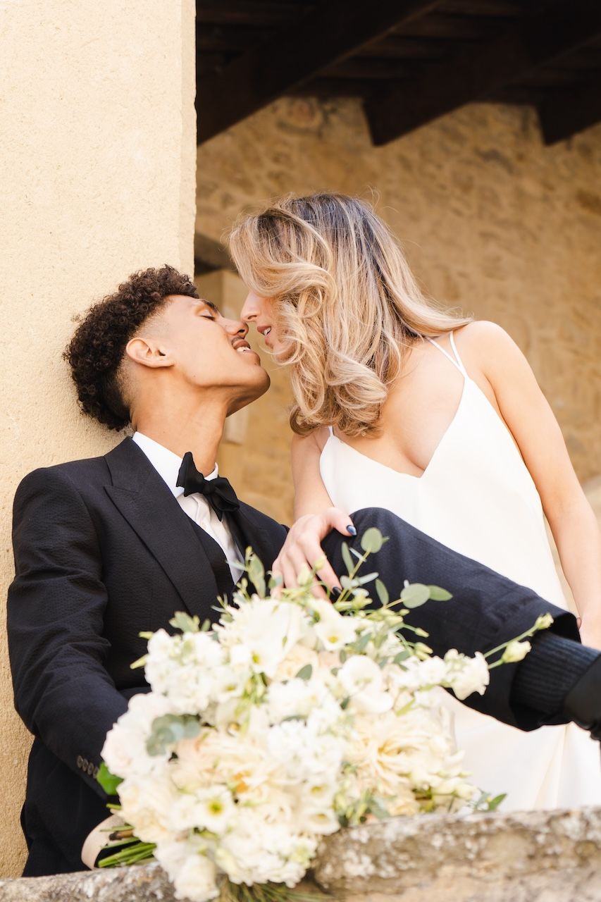 pictures of the couple kissing during the wedding editorial. photographer luxury wedding in France. couple qui s'embrasse pendant le mariage