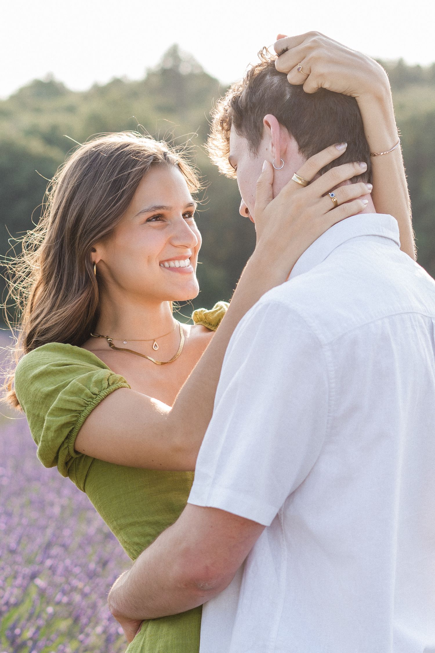 Photo couple dans un champs de lavande