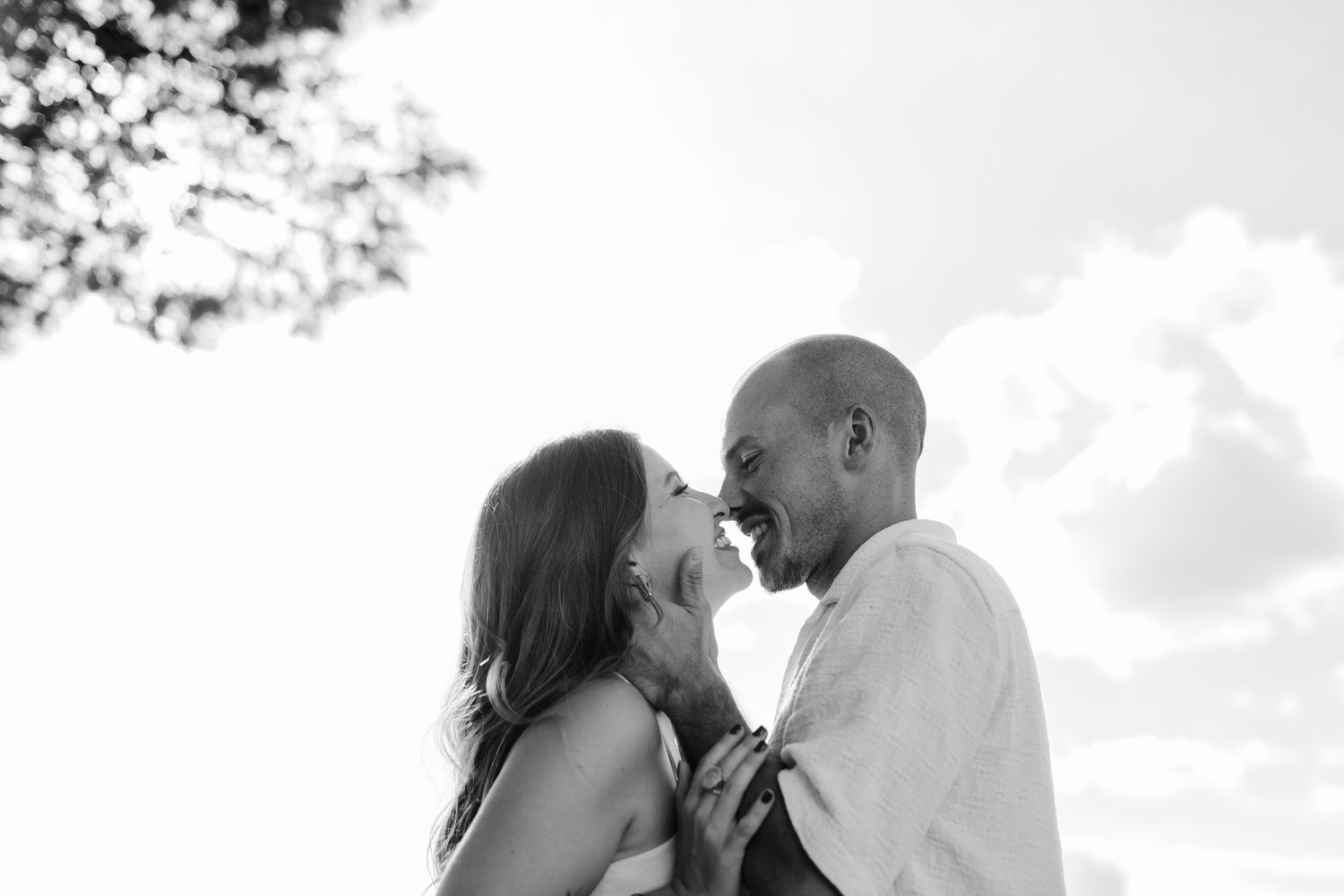 Photo de couple premium, lumière naturelle et photo éditorial, photo prise à Bollène.