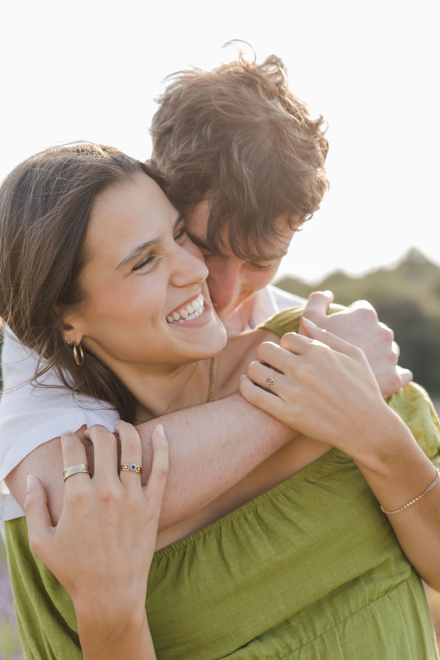 Photo couple dans un champ de lavande
