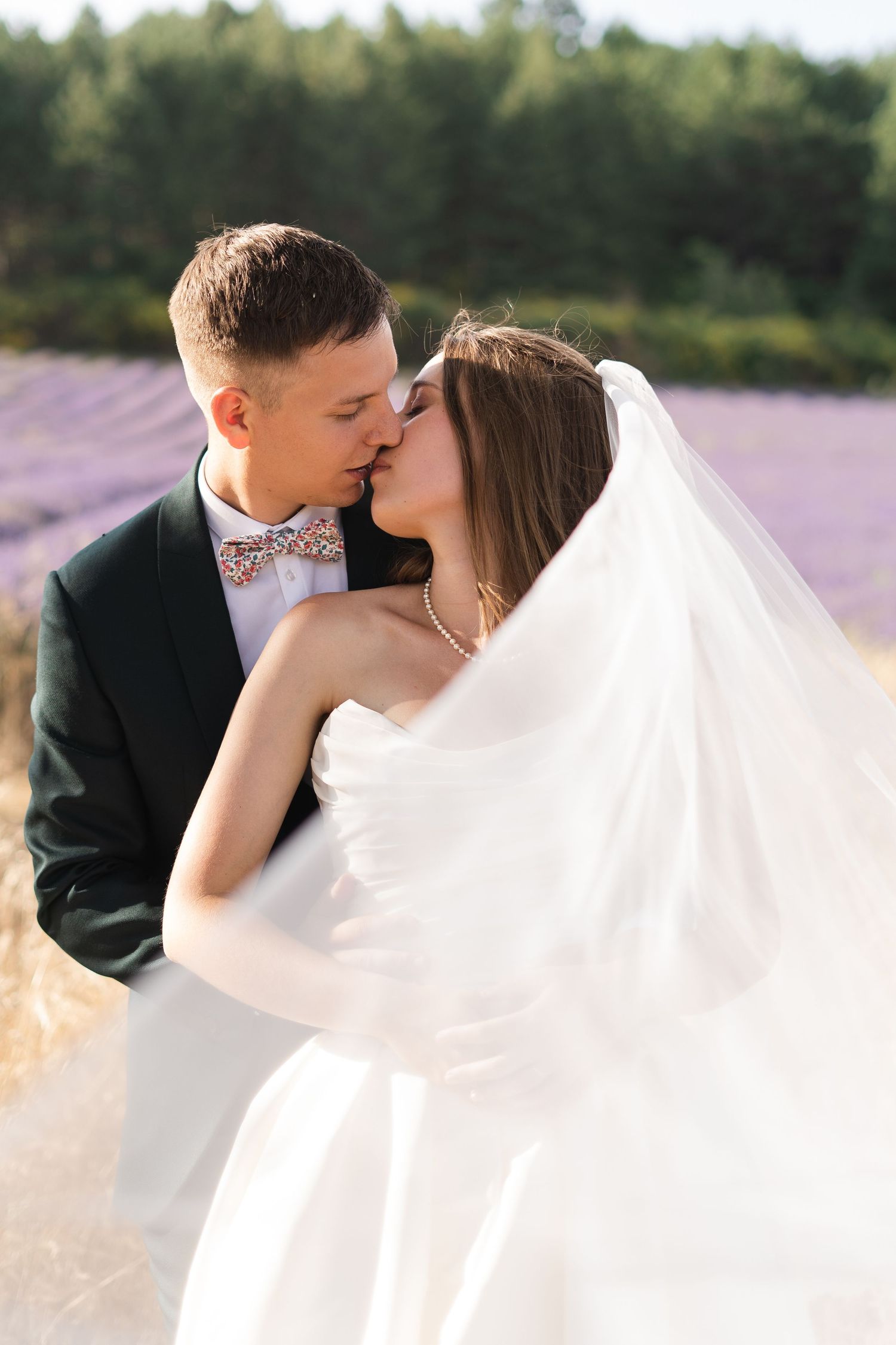 wedding in Provence, lavender style, in France. couple kissing. mariage en Provence dans les lavandes.