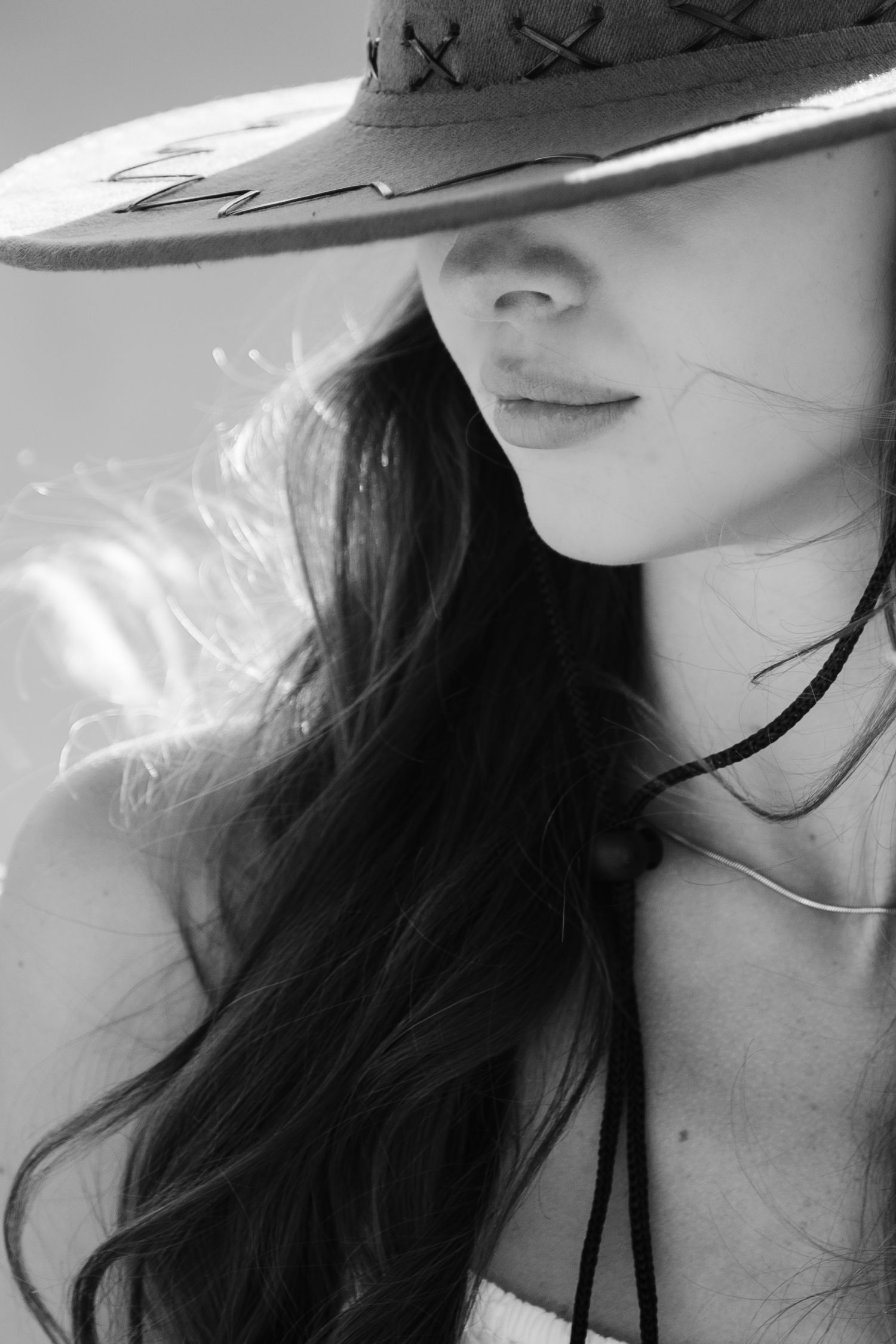 Photo portrait d'une modèle Daria, sur le thème cowboy, lumière naturelle et photo éditoriale. photo prise à Saint-Montan.