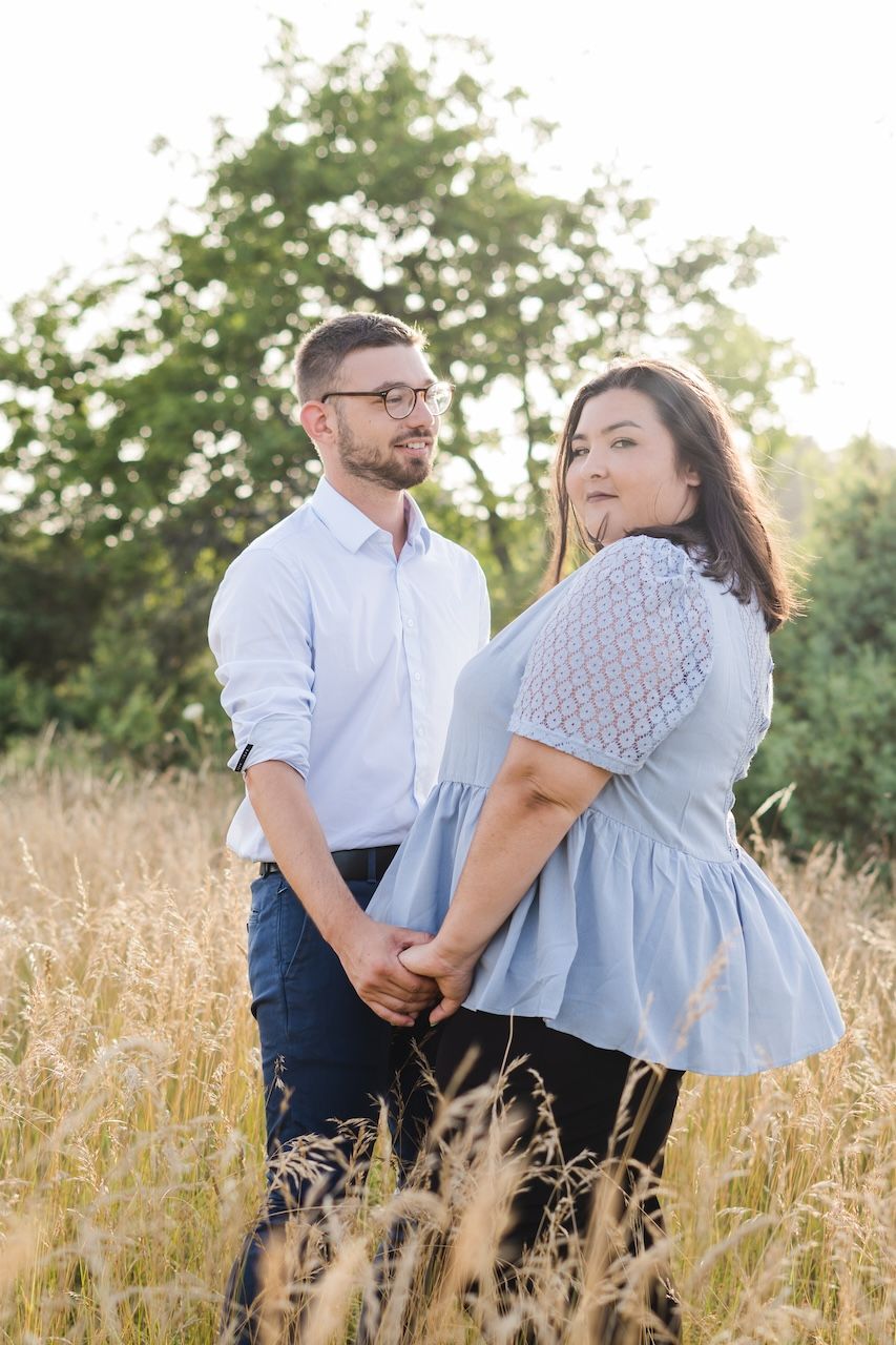 Photo couple dans un champ