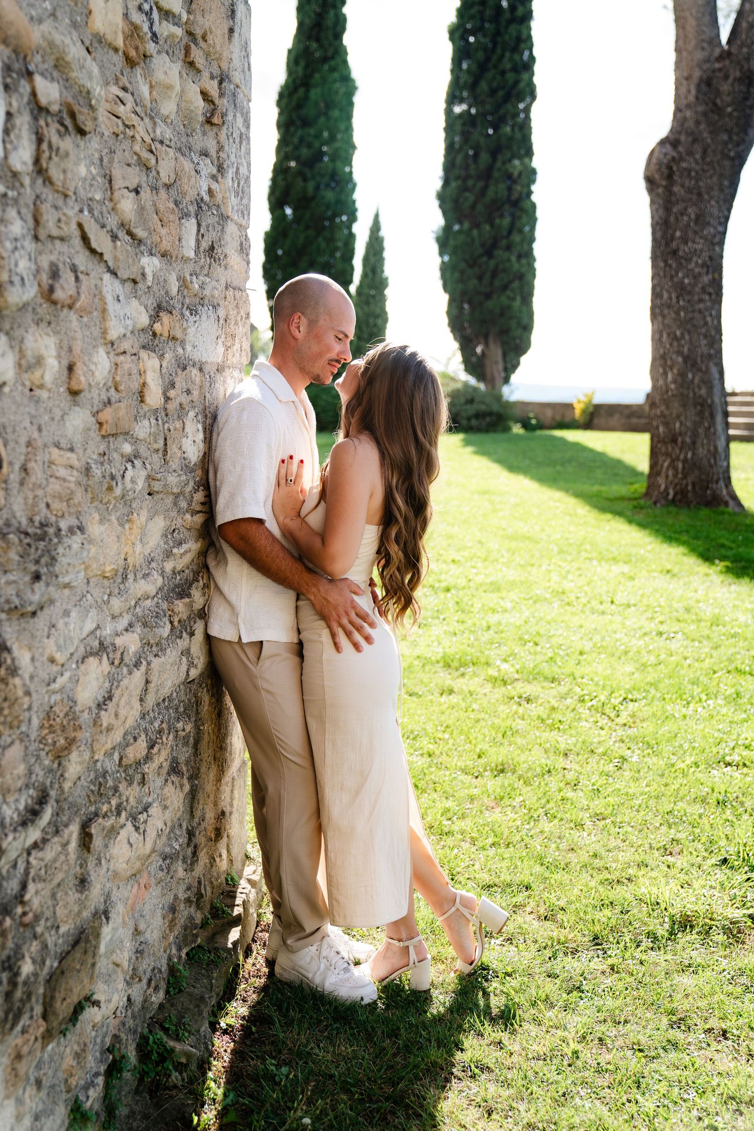 Photo de couple premium, lumière naturelle et photo éditorial, photo prise à Bollène.