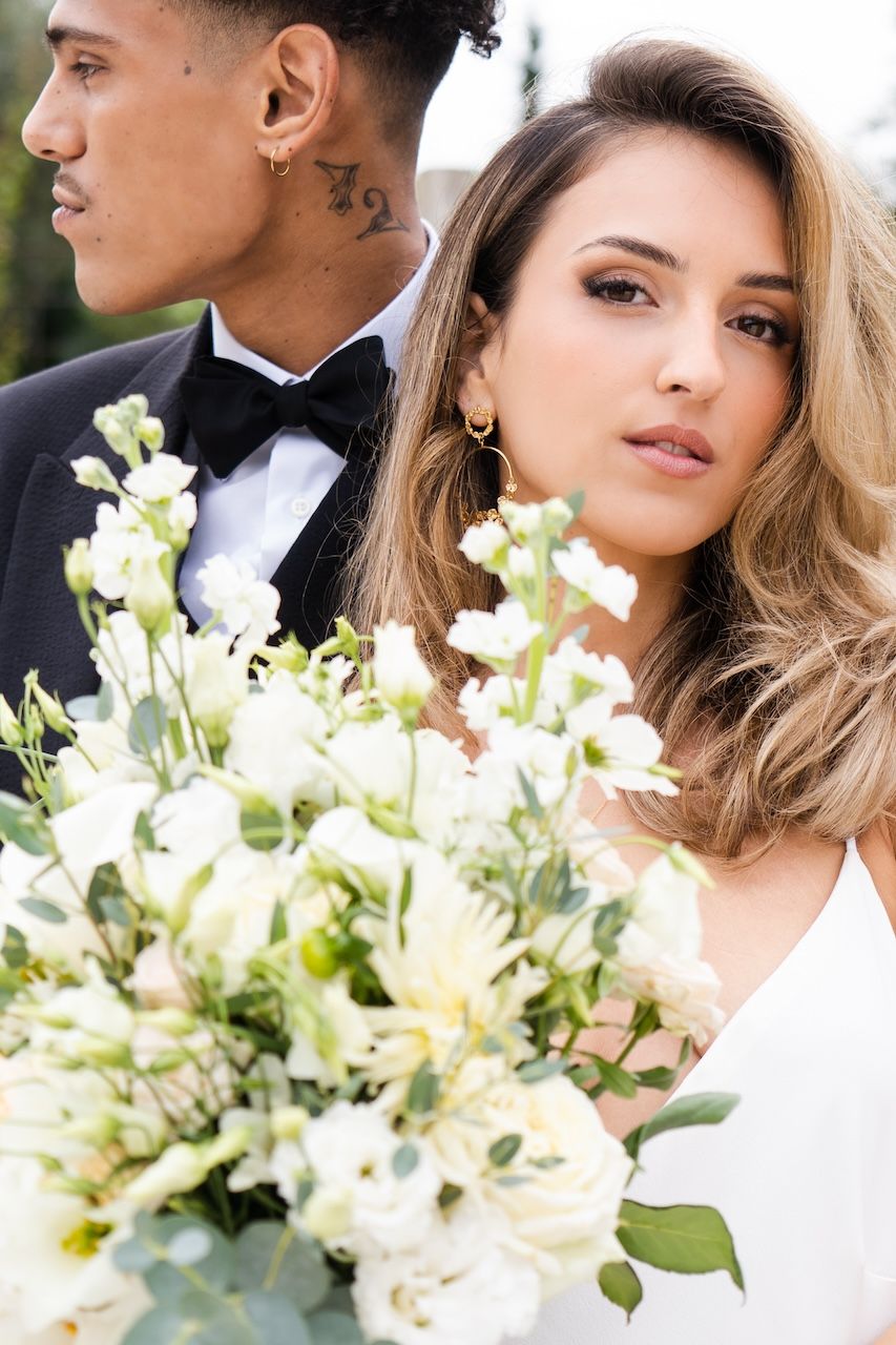 pictures of the couple during the wedding in Provence in France. couple mariage haut de gamme en France.