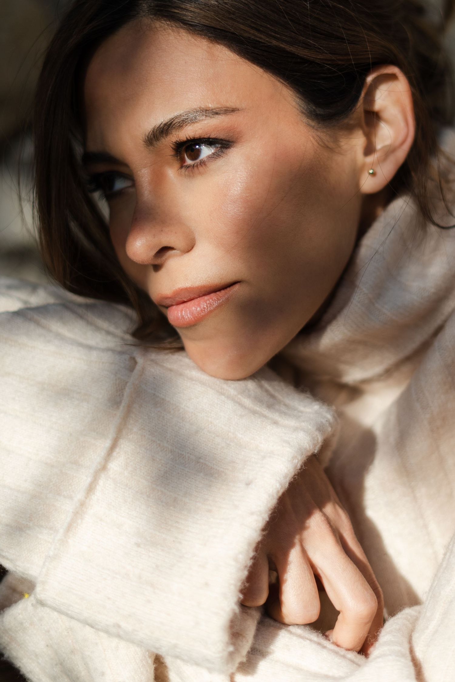 Portrait d'une séance sur mesure, préparation de la modèle (coiffure + makeup) par la MUAH Alwine Nogier