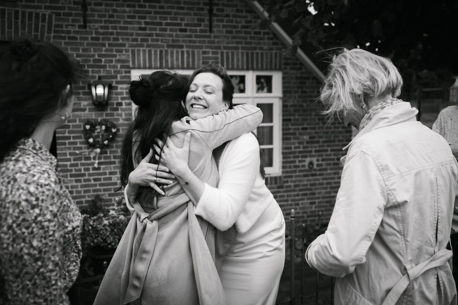 A romantic black and white photo series showing couples embracing and kissing in various outdoor settings.