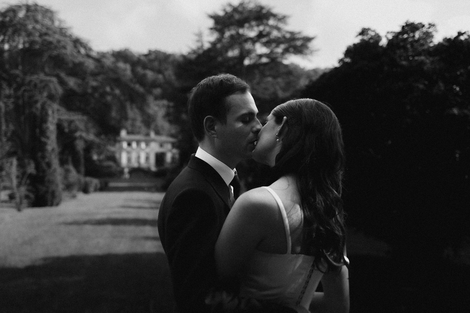 wedding photographer in black and white