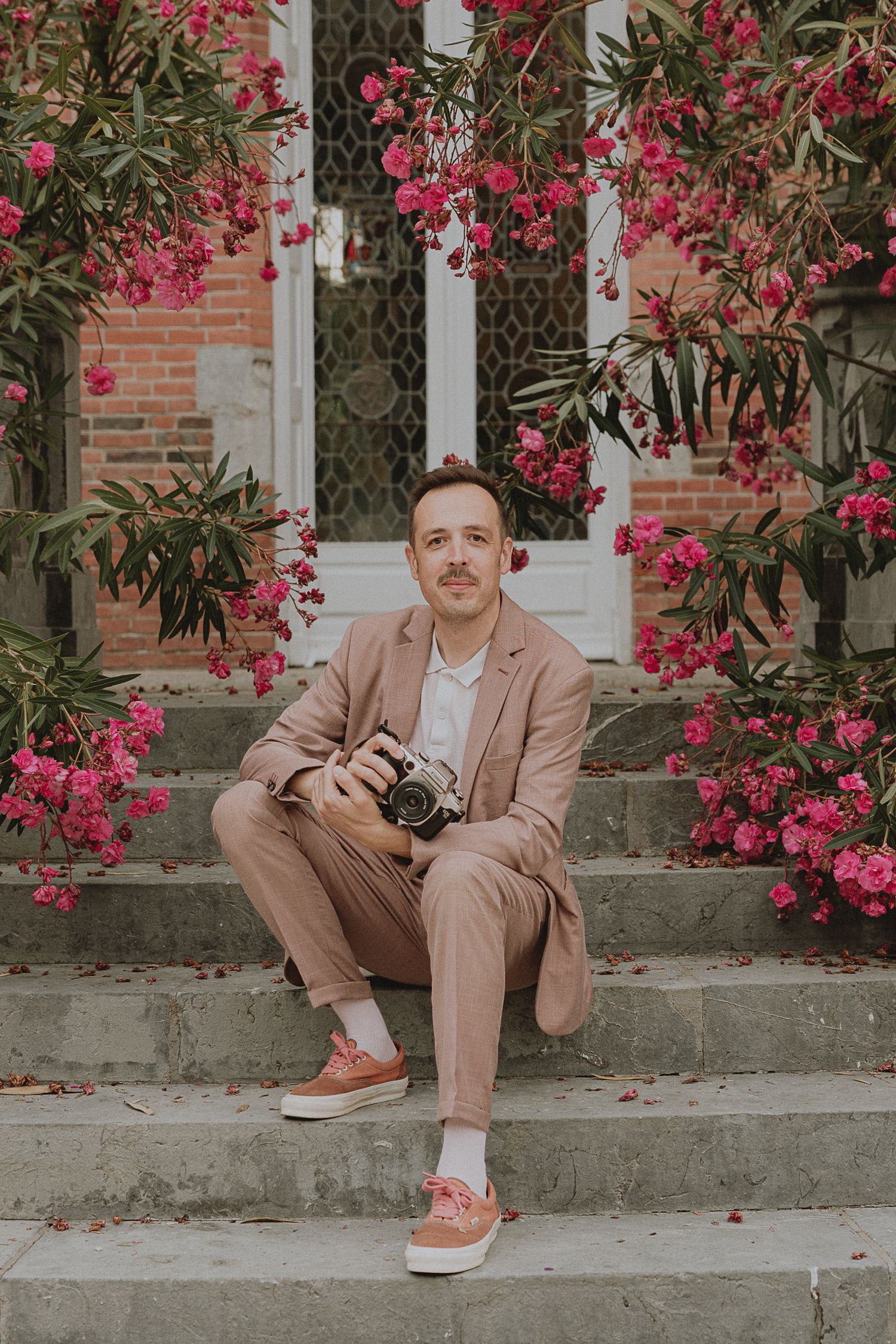portrait of a French wedding photographer