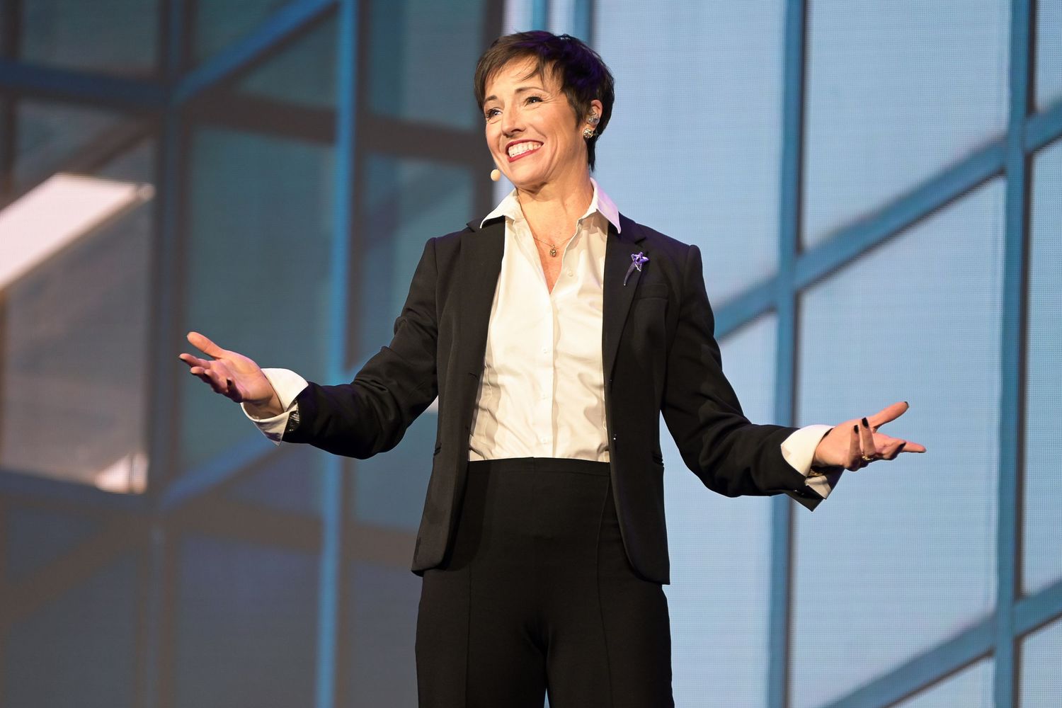 rofessional speaker presenting to attendees at a Las Vegas convention
